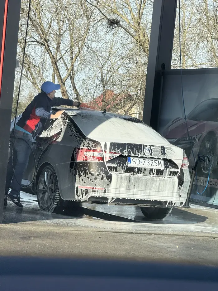 Myjnia bezdotykowa z obrazkiem i napisem o zakazie mycia recznego? Nie dla buraka centusia tego…