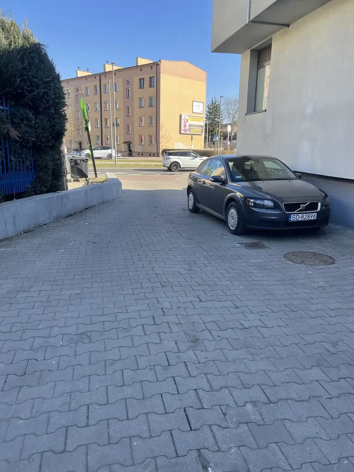 Parkuje na środku drogi a ludzie chcą przejechać. Następnym razem proszę użyć parkingu.