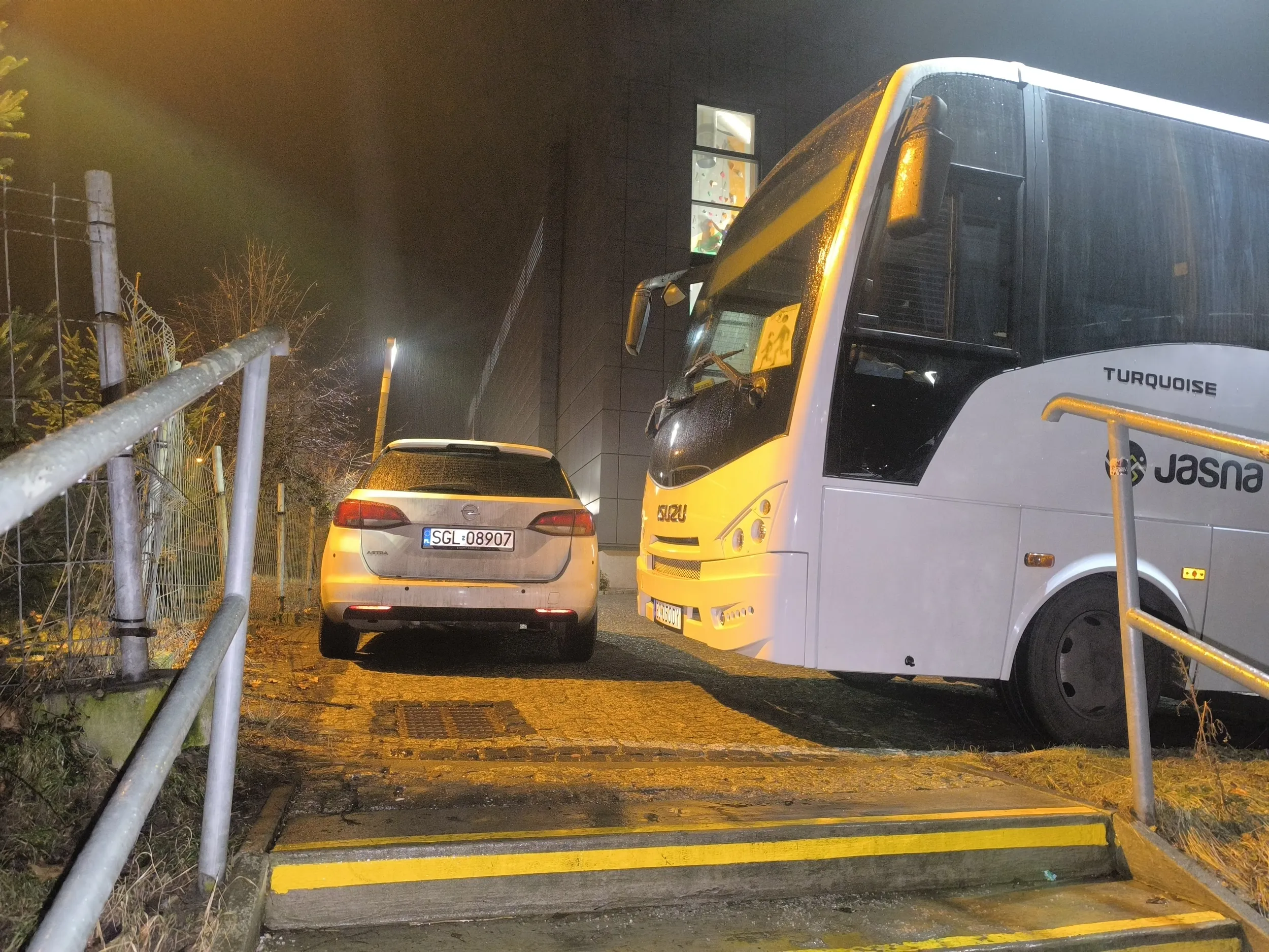 Ktoś zaparkował tak, że wchodząc po schodach przy urzędzie nie miałam jak przejść do basenu