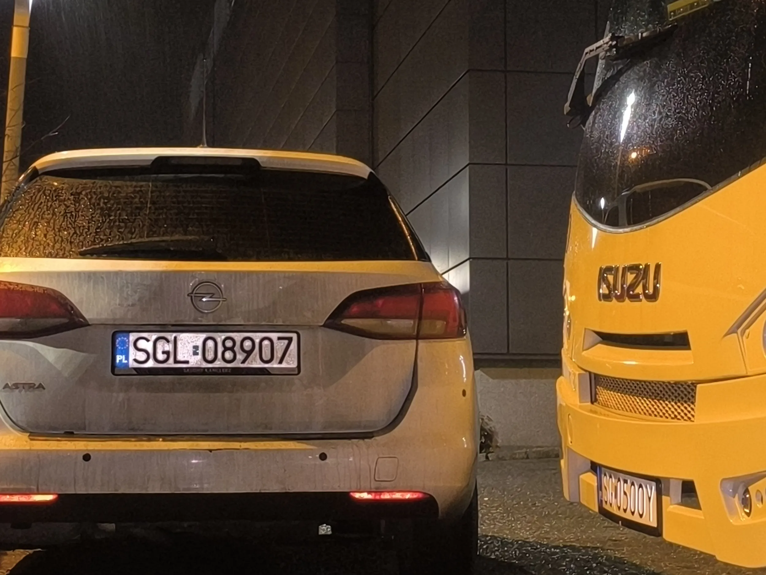 Ktoś zaparkował tak, że wchodząc po schodach przy urzędzie nie miałam jak przejść do basenu