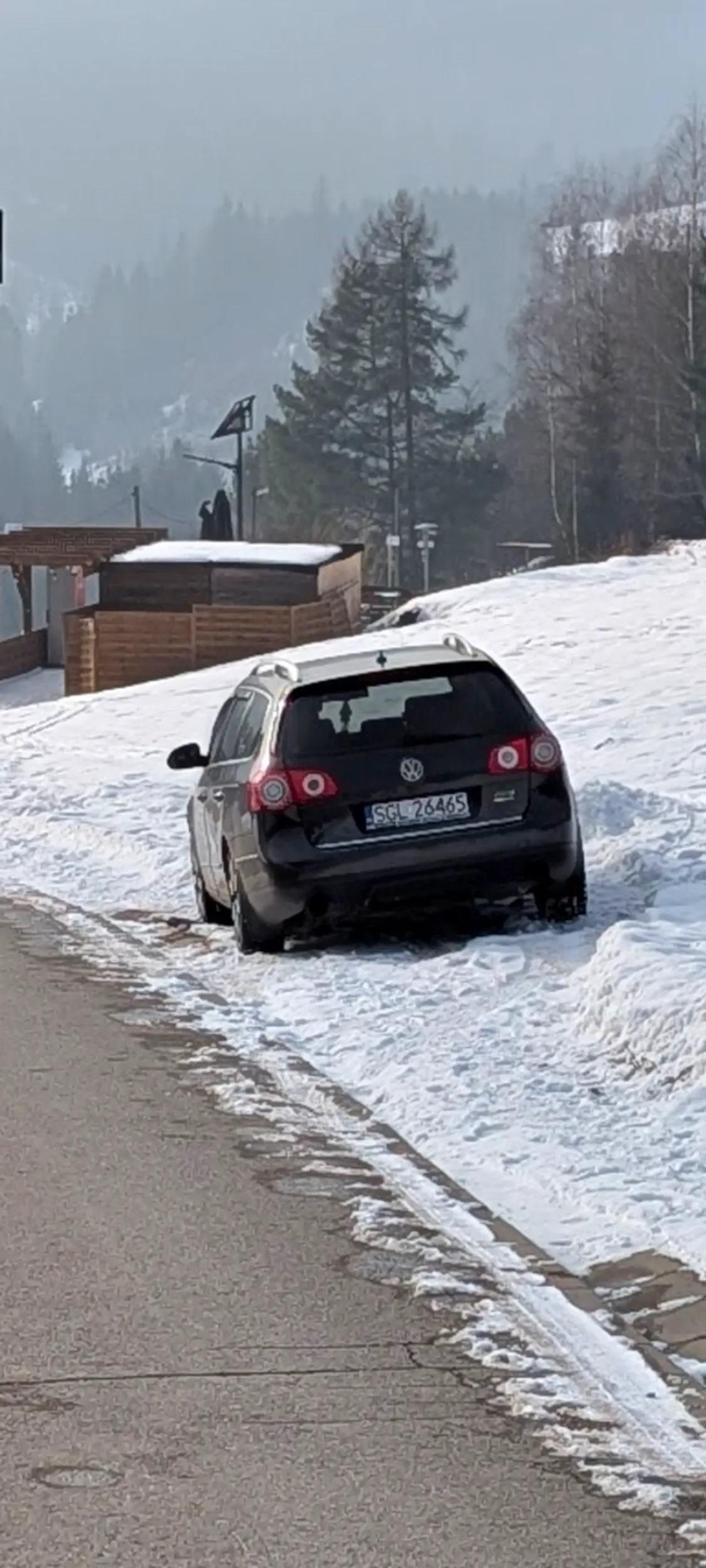 Wsioku z Gliwic, trzeba było jeszcze bliżej Trójstyku podjechać, żeby broń Boże nie musieć chodzić. A ten fake dyfuzor i wystający na pół metra wydech Asrapovic w paserati, to w Tesco kupione?
