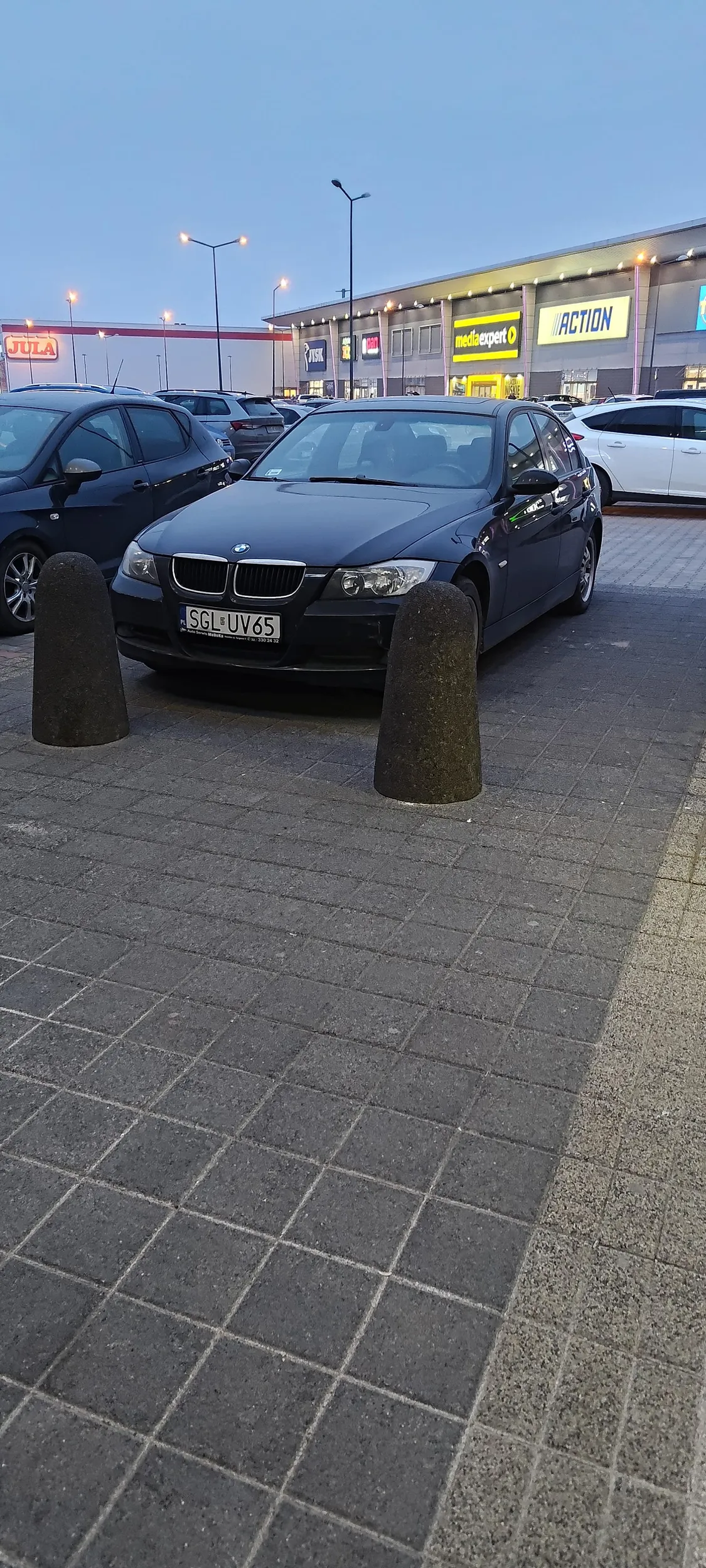 Typowy kierowca BMW . Ogromny parking na Europie centralnej. Ale półgłówek musi zaparkować w przejściu.
