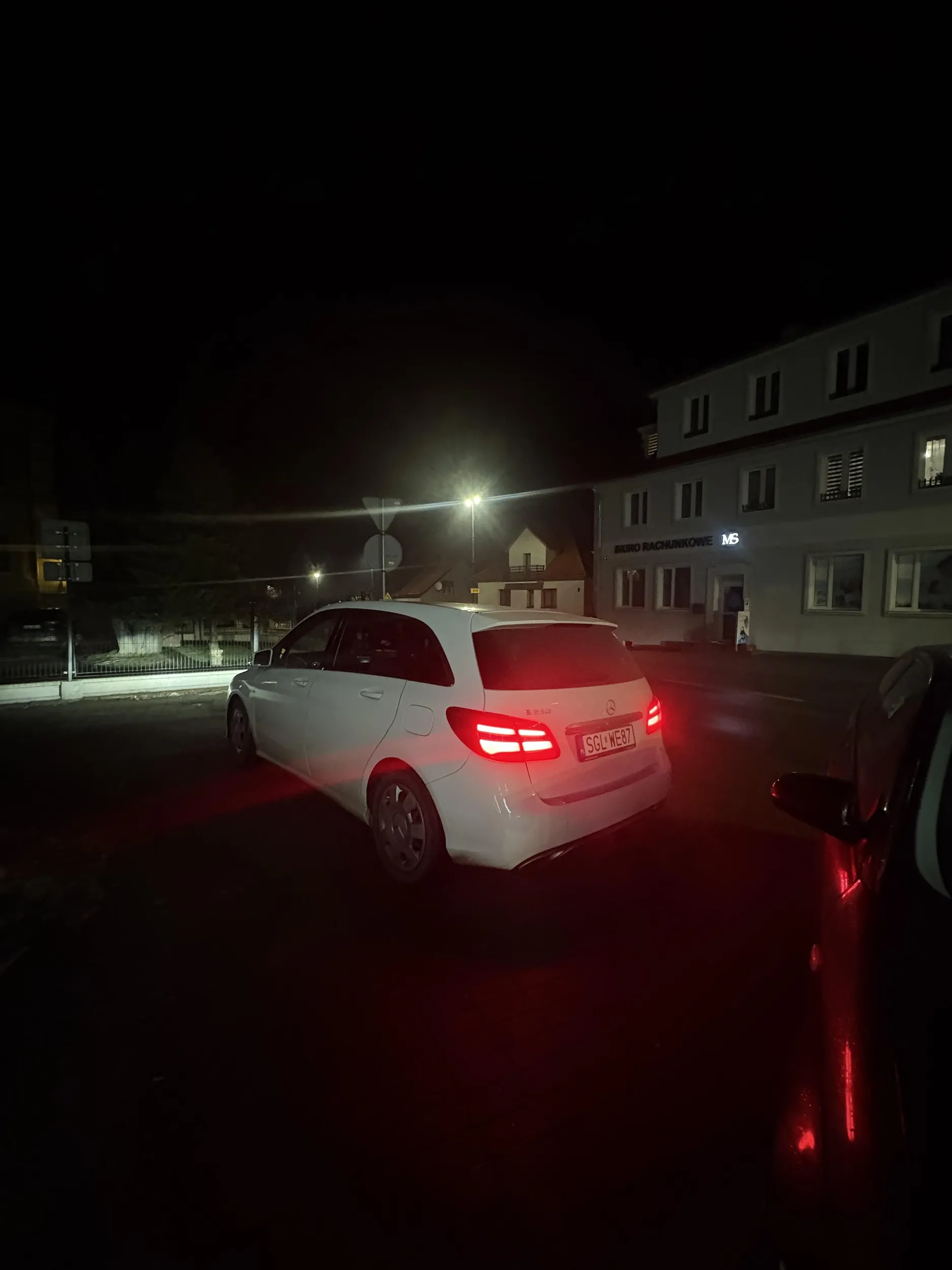 Mistrzyni parkowania ? tak przy okazji auto się gasi jak się idzie do sklepu