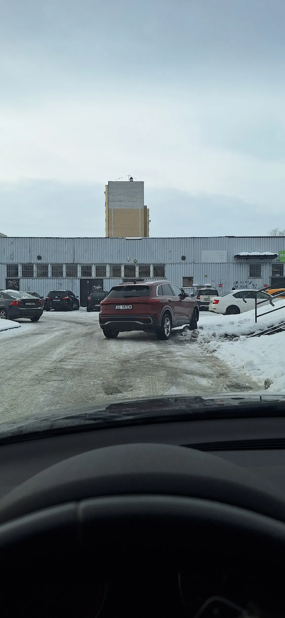 Kretyn zaparkował tak, ze auta dostawcze nie mogą przejechać, a ludzie schodzący ze schodów muszą to auto obchodzić. Coś mi mówi, ze to kobieta