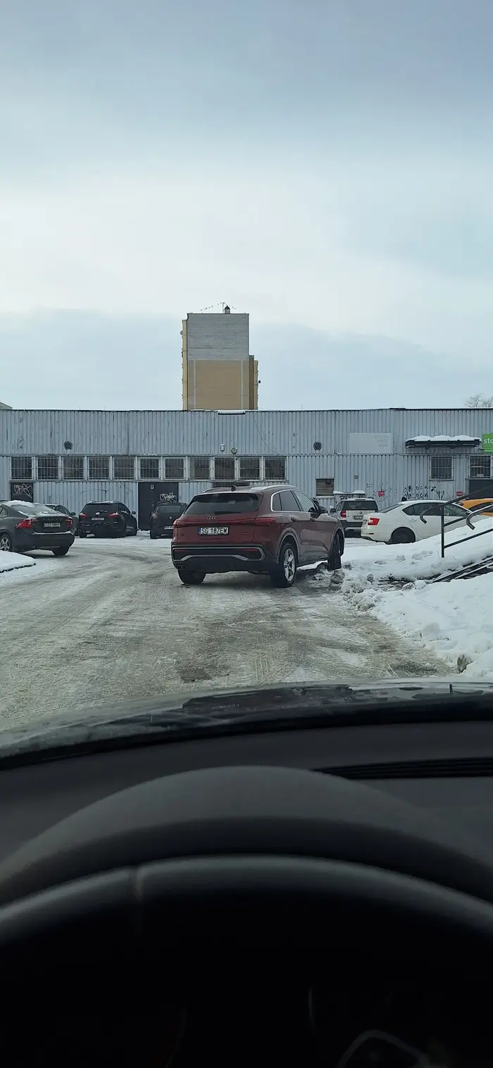 Kretyn zaparkował tak, ze auta dostawcze nie mogą przejechać, a ludzie schodzący ze schodów muszą to auto obchodzić. Coś mi mówi, ze to kobieta