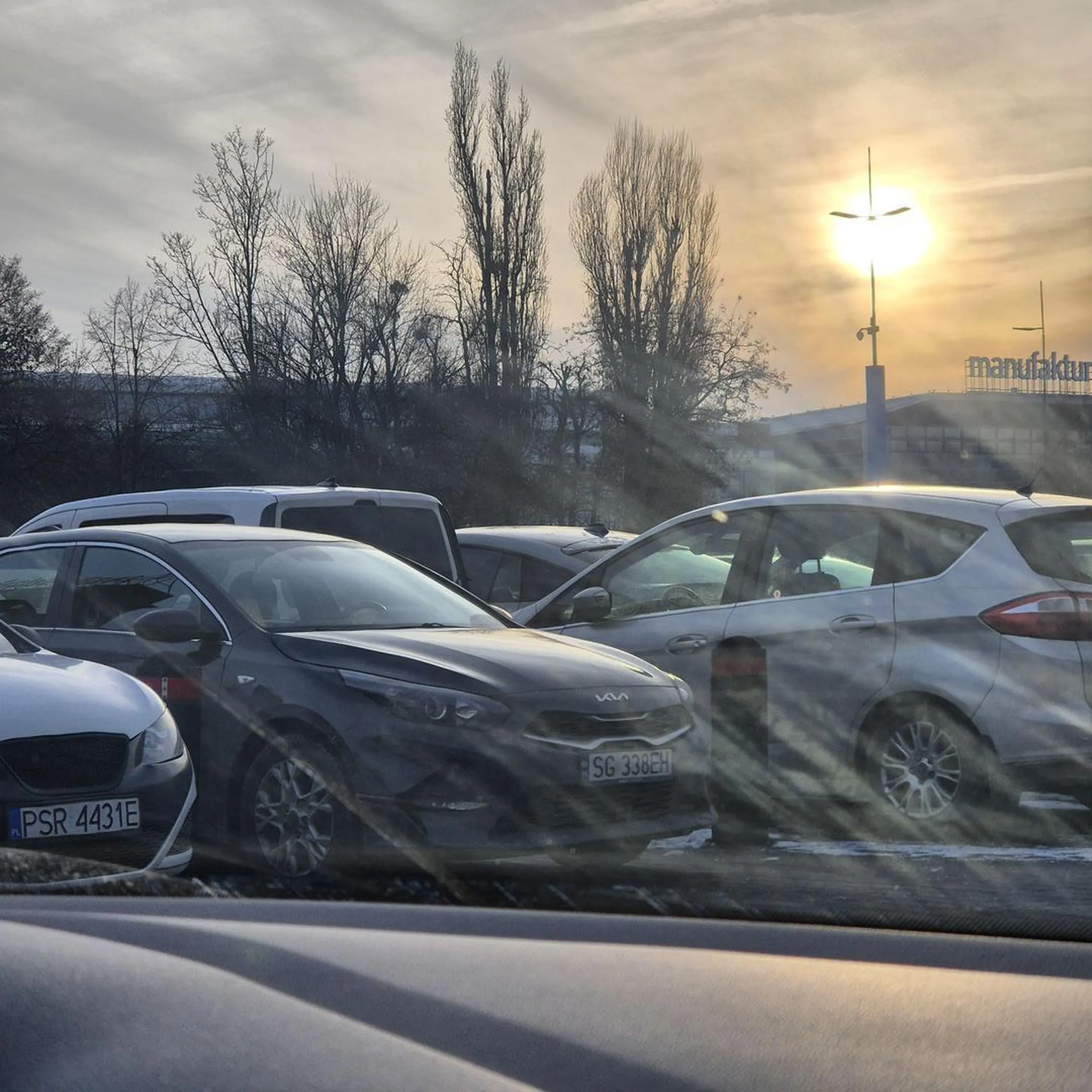 Super przejście zastawileś i myślisz że nic sie nie stanie? Pomyśl zanim zaparkujesz.