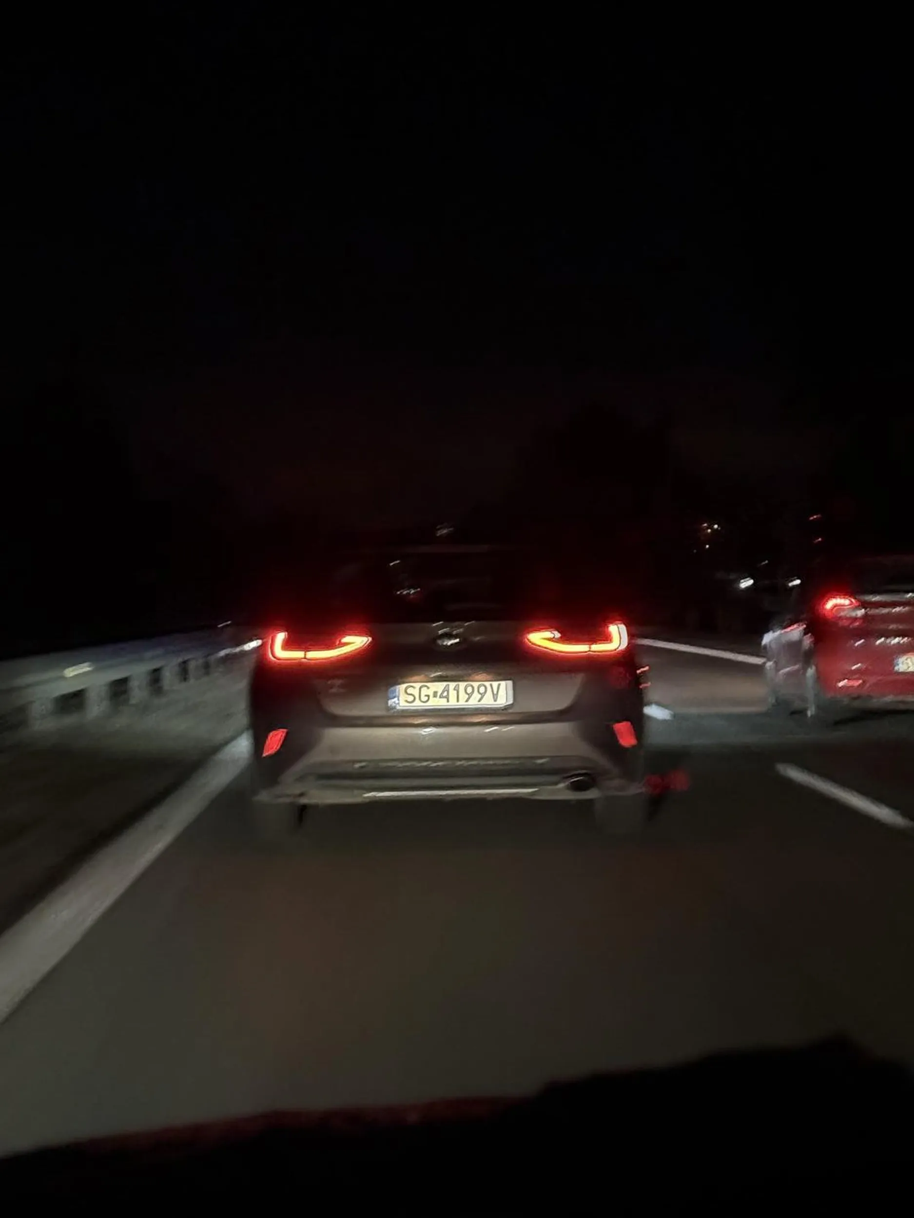 Władca lewego pasa.Przy ograniczeniu prędkości do 100km/h jedzie lewym pasem 50km/h Ludzie wyprzedzają go prawym pasem a on to ma w dupie. Brak słów