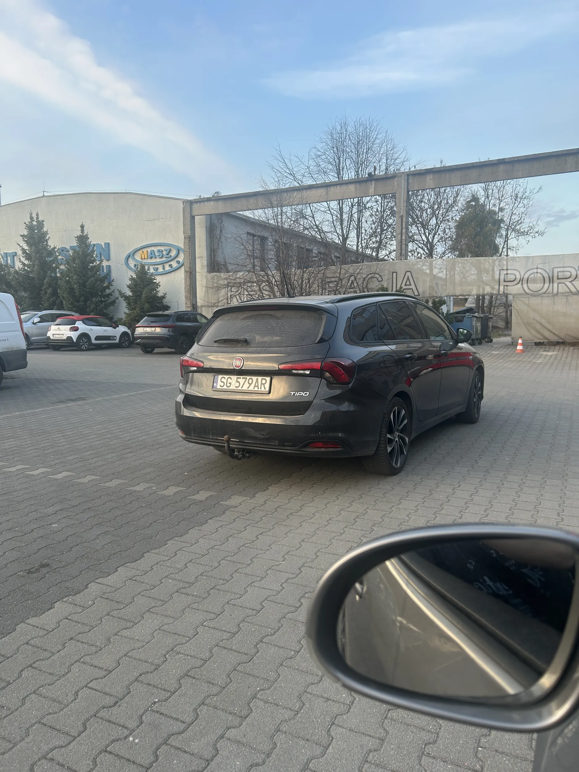 Stoi na szerokości parkingu zamiast normalnie zaparkować