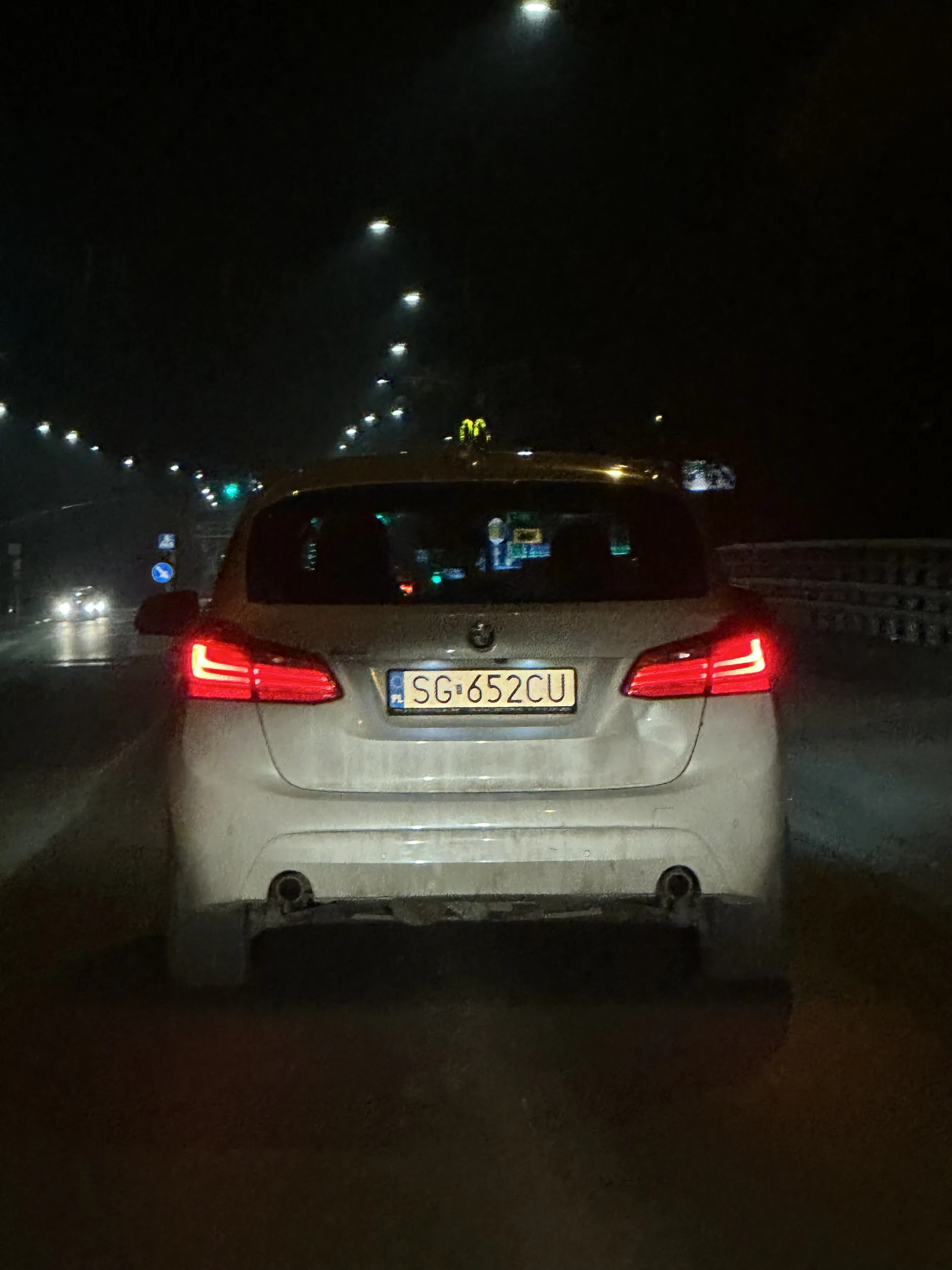 Specjalnie wyhamowywał mnie, przez centrum Gliwic jechał 30km/h przy 50, co prawda był znak 40 ale dotyczył pojazow ciężarowych, wiec moze kierowca sie nie zna na znakach. Ale czego sie spodziewać przy kierowcy BMW