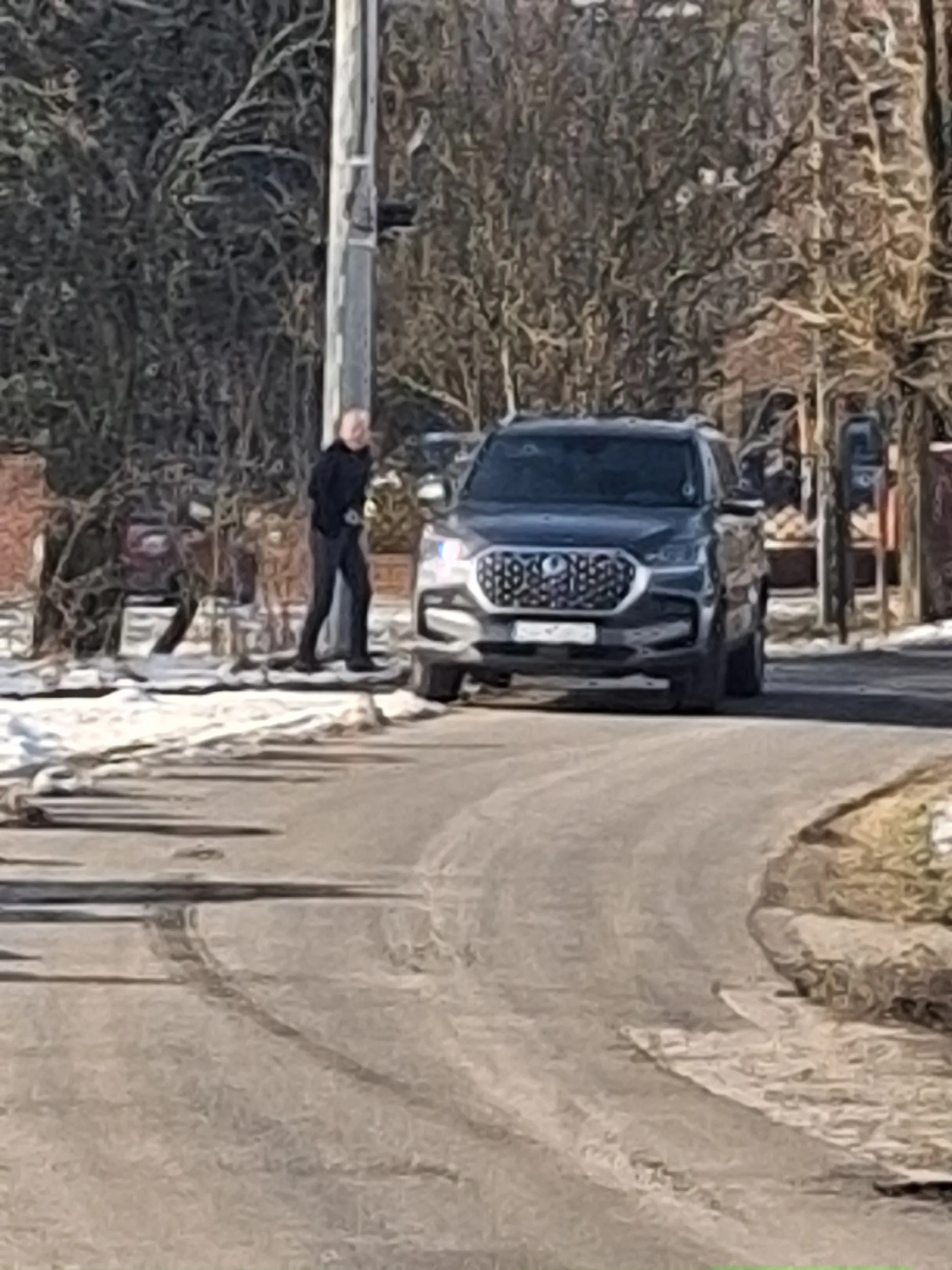 Parkując zabiera połowę drogi, wypŕóżnia się w krzakach