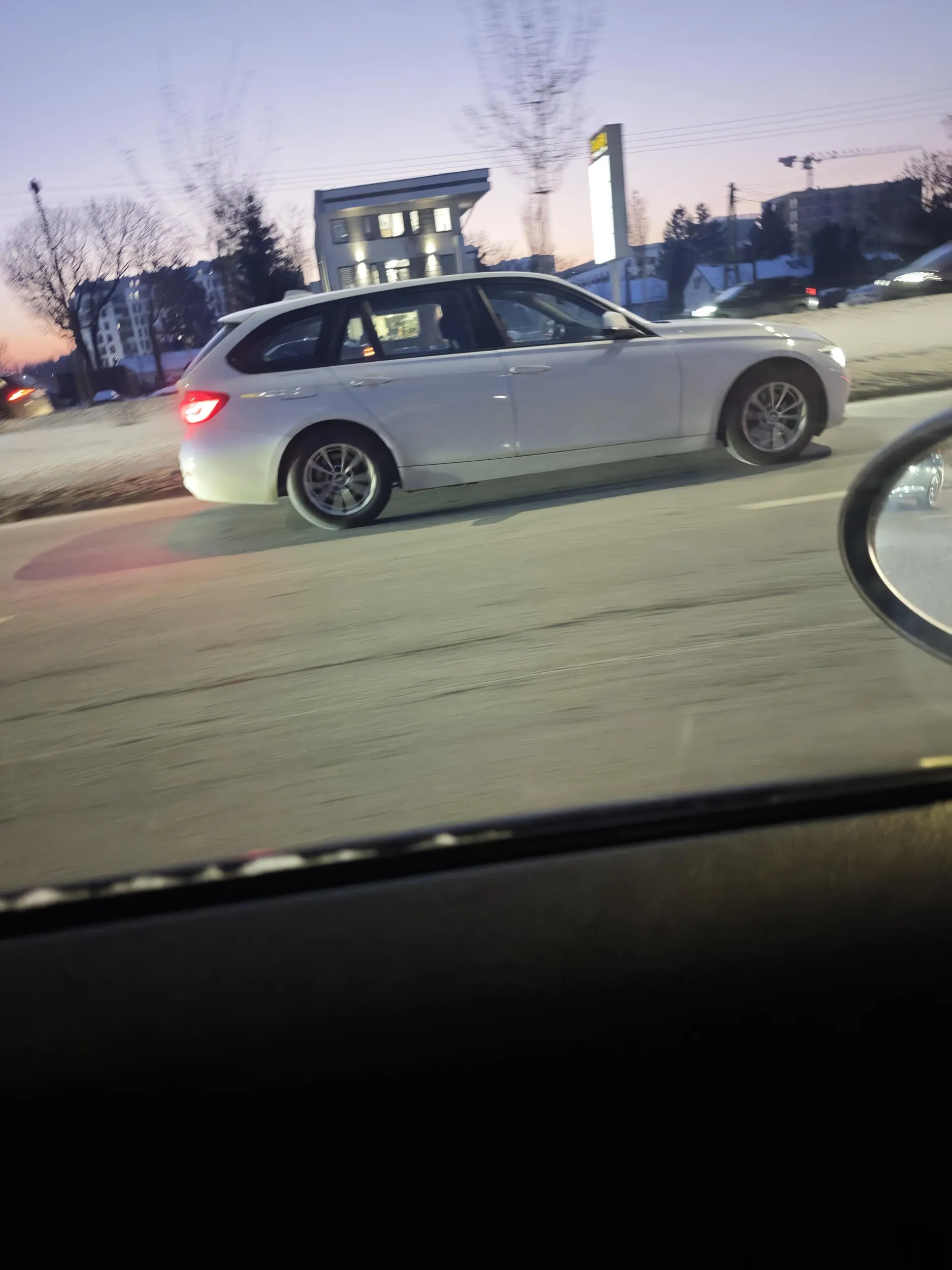 Warzywo z telefonem w łapie, nie ogarnia prowadzenia samochodu, jedzie jak popadnie, obszar wyłączony z ruchu też jej nie straszny, zawsze ma pierwsze stwo, film poszedł do policji.