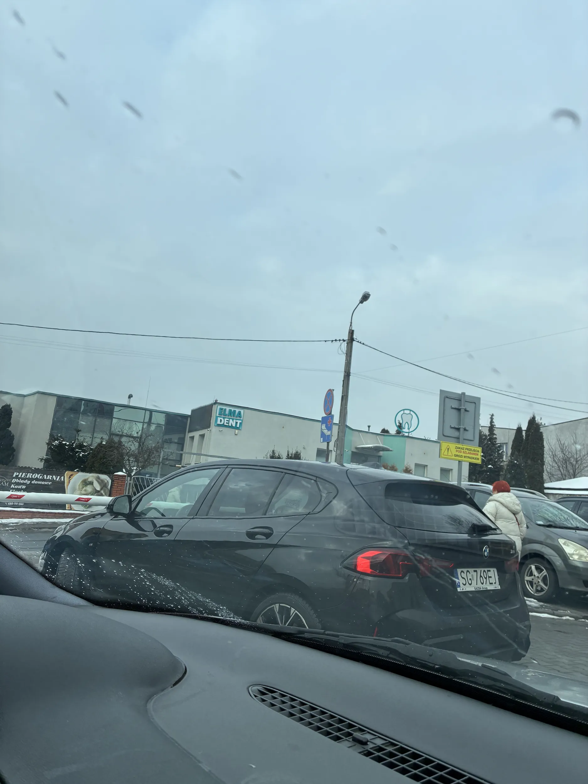 Nie jesteś pępkiem świata więc jak następnym razem zapomnisz bileciku żeby wyjechać z parkingu Przychodni to zaparkuj auto na miejsce parkingowe, a nie stój jak książę przed bramą, bo inni chcą wjechać lub wyjechać. Żenada