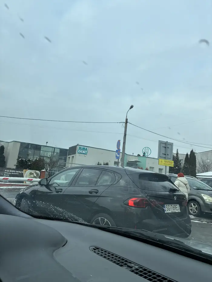 Nie jesteś pępkiem świata więc jak następnym razem zapomnisz bileciku żeby wyjechać z parkingu Przychodni to zaparkuj auto na miejsce parkingowe, a nie stój jak książę przed bramą, bo inni chcą wjechać lub wyjechać. Żenada