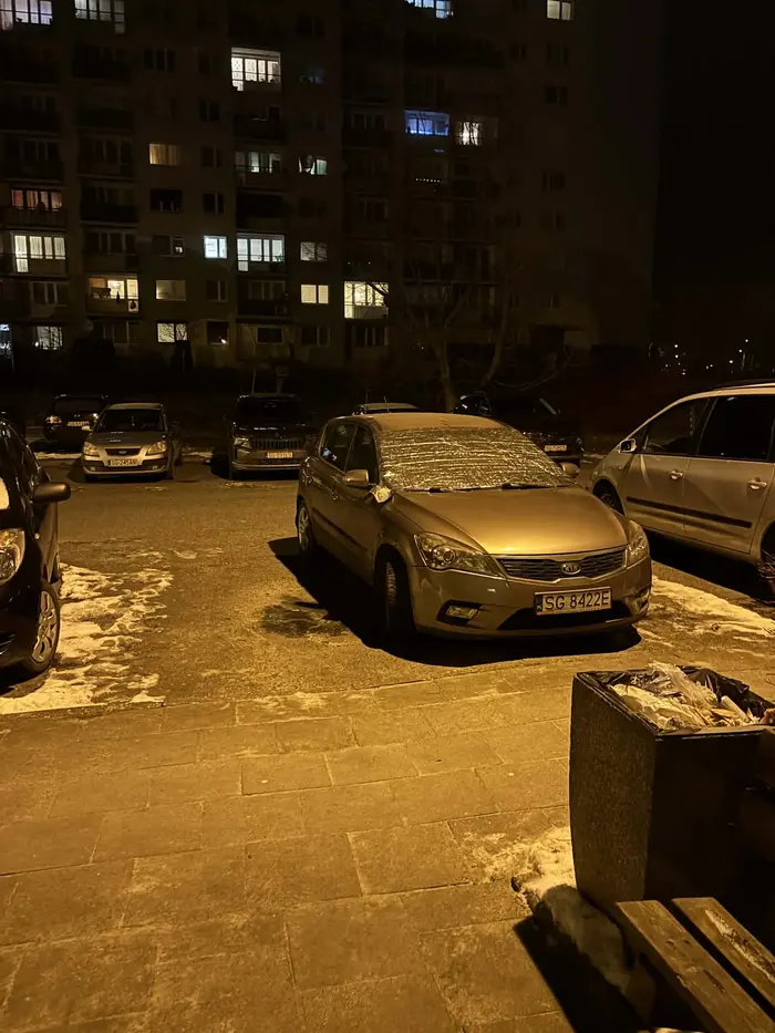 To już x raz kiedy właściciel tego pojazdu staje na dwa miejsca... pod blokiem ciężko z miejscem a takie perełki to codzinność