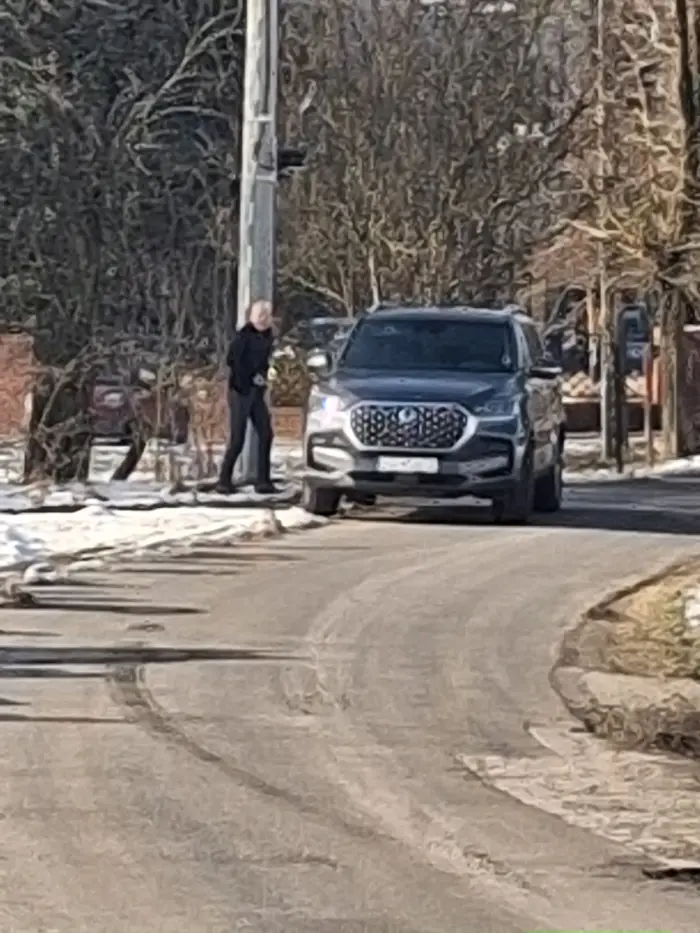 Parkuje blokując połowę drogi, wypróżnia się w krzakach
