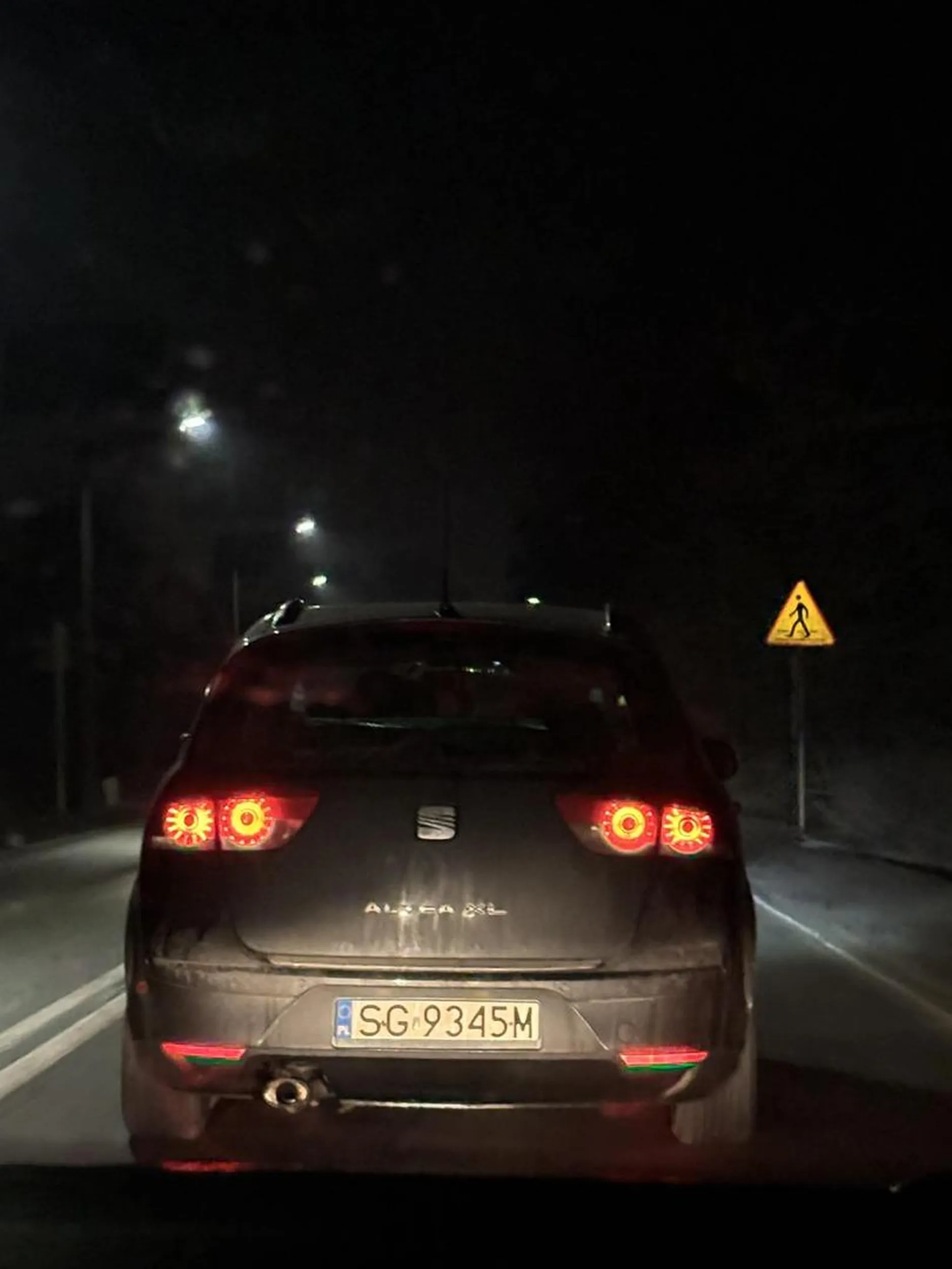 Od początku gdy szanowny Pan włączał się do ruchu wyjeżdżając z Auchana to ani kierunkowskazu ani rozumu - jechał już poboczem mimo że go wpuściłem. Druga sytuacja była 200 metrów dalej bo dla Pana wszyscy widocznie jechali zbyt wolno… więc razem z samochodem przed nim postanowił wjechać na lewy pas. Pas prawy był pusty to logiczne że jechałem ja. Ze względu że pierwszy Pan z czarnego samochodu (lewy pas) zaczął zwalniać bo miał czerwone do skrętu w lewo. To co nasz szanowny Pan zrobil? Wjechał mi na Pas gdy moje lusterko było na wysokości jego pierwszy drzwi. Oczywiście zero reakcji na długi czy klakson. Odrazu zaczął uciekać, zacząłem go w pewnym sensie gonić i długimi świecić bo nie było wiadomo czy czasem nie było kontaktu. Pan przez całą trasę udawał że mnie nie widzi - nawet gdy się z nim zrównałem to odwrócił głowę. Tutaj zaleciłbym ostrożność w przypadku kolizji i bycie gotowym że będzie próbował uciekać swoją bestią Miejsce zdarzenia: Rybnicka okolice Auchan oraz wjazdu na A