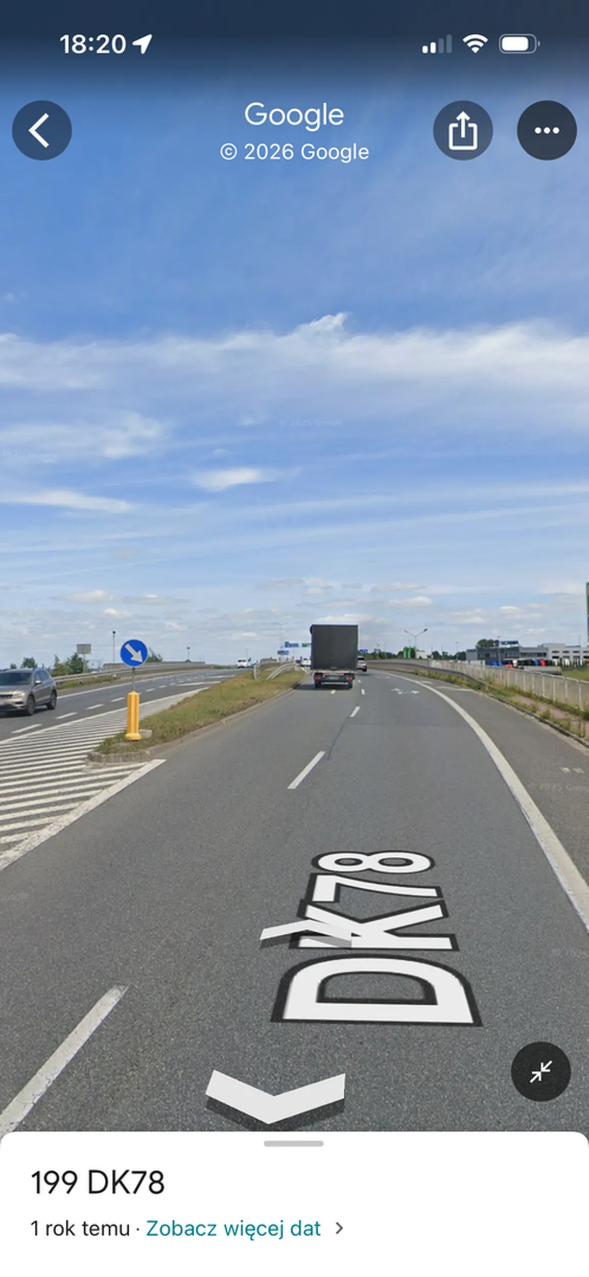 Od początku gdy szanowny Pan włączał się do ruchu wyjeżdżając z Auchana to ani kierunkowskazu ani rozumu - jechał już poboczem mimo że go wpuściłem. Druga sytuacja była 200 metrów dalej bo dla Pana wszyscy widocznie jechali zbyt wolno… więc razem z samochodem przed nim postanowił wjechać na lewy pas. Pas prawy był pusty to logiczne że jechałem ja. Ze względu że pierwszy Pan z czarnego samochodu (lewy pas) zaczął zwalniać bo miał czerwone do skrętu w lewo. To co nasz szanowny Pan zrobil? Wjechał mi na Pas gdy moje lusterko było na wysokości jego pierwszy drzwi. Oczywiście zero reakcji na długi czy klakson. Odrazu zaczął uciekać, zacząłem go w pewnym sensie gonić i długimi świecić bo nie było wiadomo czy czasem nie było kontaktu. Pan przez całą trasę udawał że mnie nie widzi - nawet gdy się z nim zrównałem to odwrócił głowę. Tutaj zaleciłbym ostrożność w przypadku kolizji i bycie gotowym że będzie próbował uciekać swoją bestią Miejsce zdarzenia: Rybnicka okolice Auchan oraz wjazdu na A