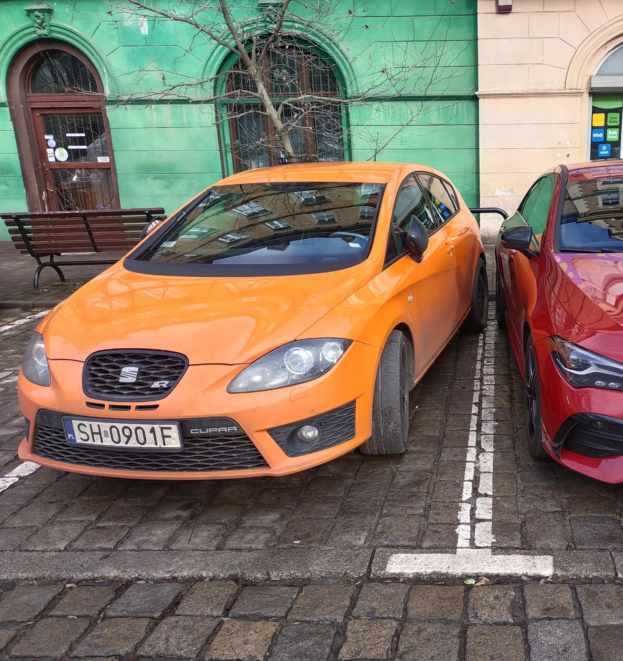 Geniusz parkowania. Jak on wysiadł z tego samododu to do teraz nie wiem. Czerwony był pierwszy na parkingu.