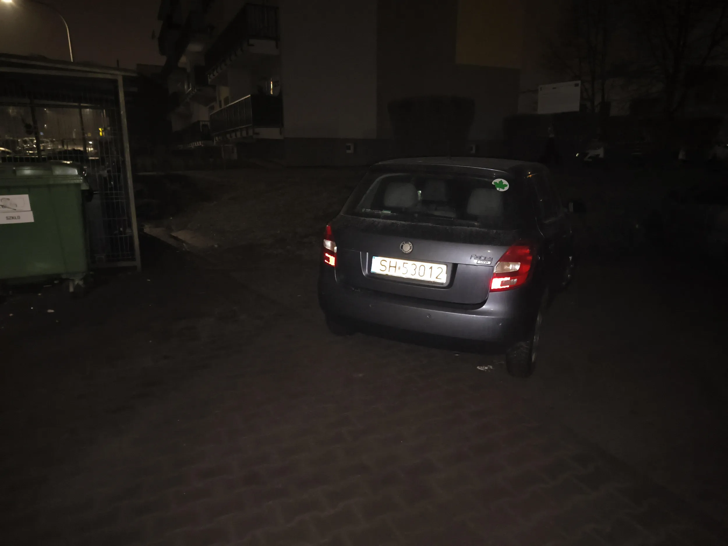 Kierowco jak już prakujesz to nie parkuj na trzech miejscach jak księżniczka/ksieciunio bo inni mieszkańcy też chcą zaparkować pozdrawiam!