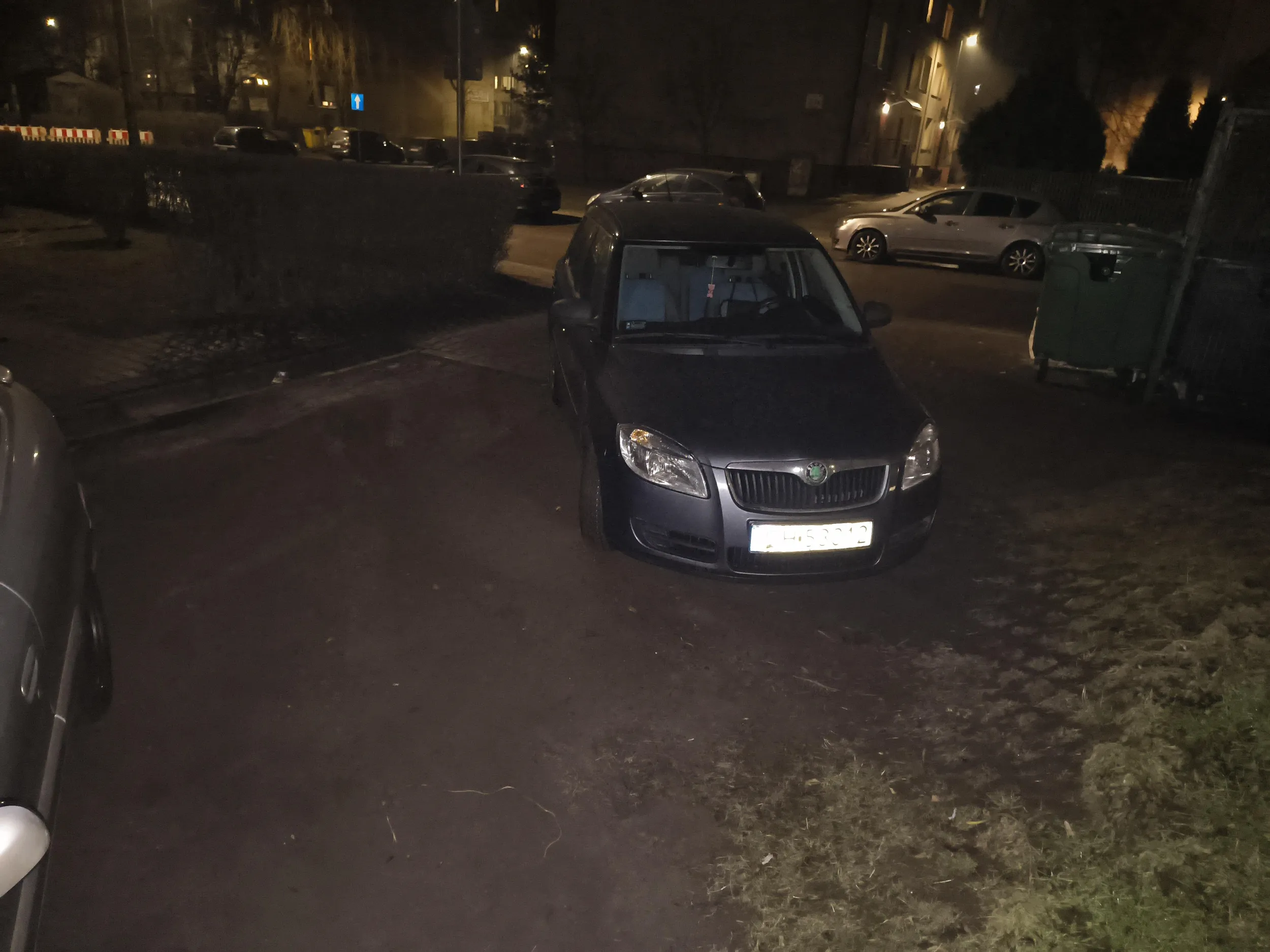 Kierowco jak już prakujesz to nie parkuj na trzech miejscach jak księżniczka/ksieciunio bo inni mieszkańcy też chcą zaparkować pozdrawiam!