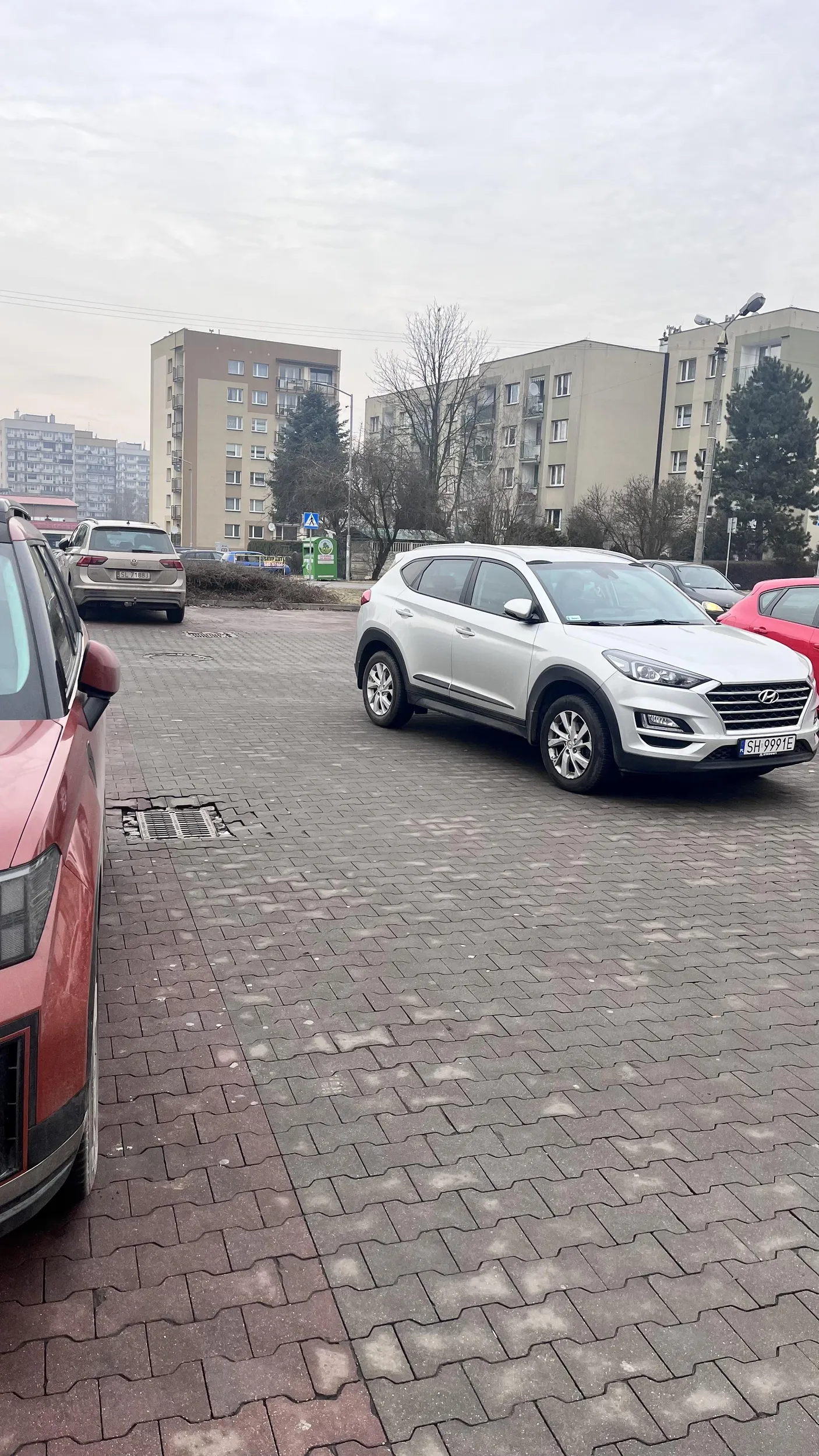 jełop zastawił przejazd między parkingami, jeszcze jakby sie ustawił na prosto ale wielki miszcz parkowania musi miec przestrzen