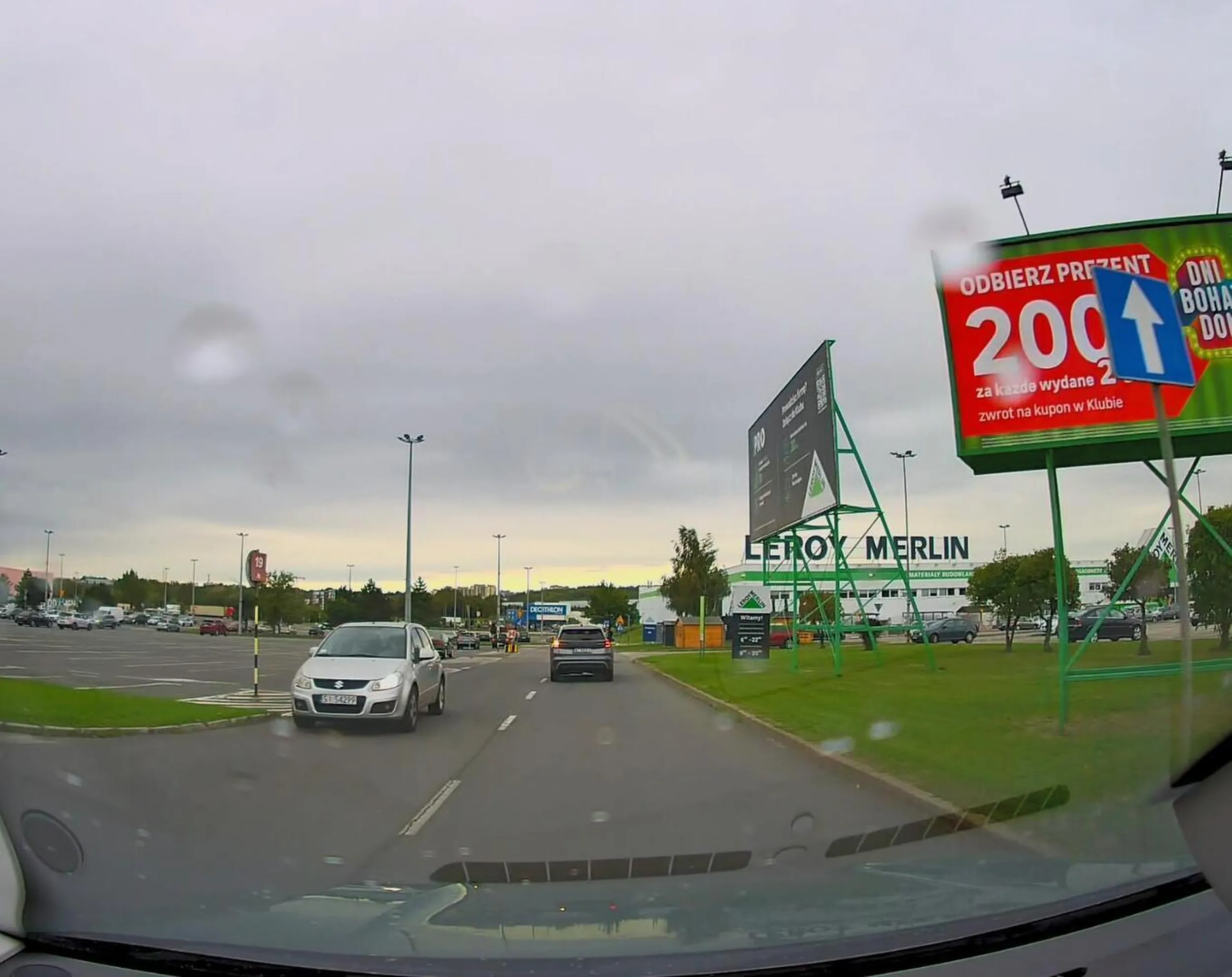 Dla tej pani kierunek ruchu to tylko luźna sugestia. Jeździ pod prąd i zmusza innych kierowców do ucieczki na inny pas.