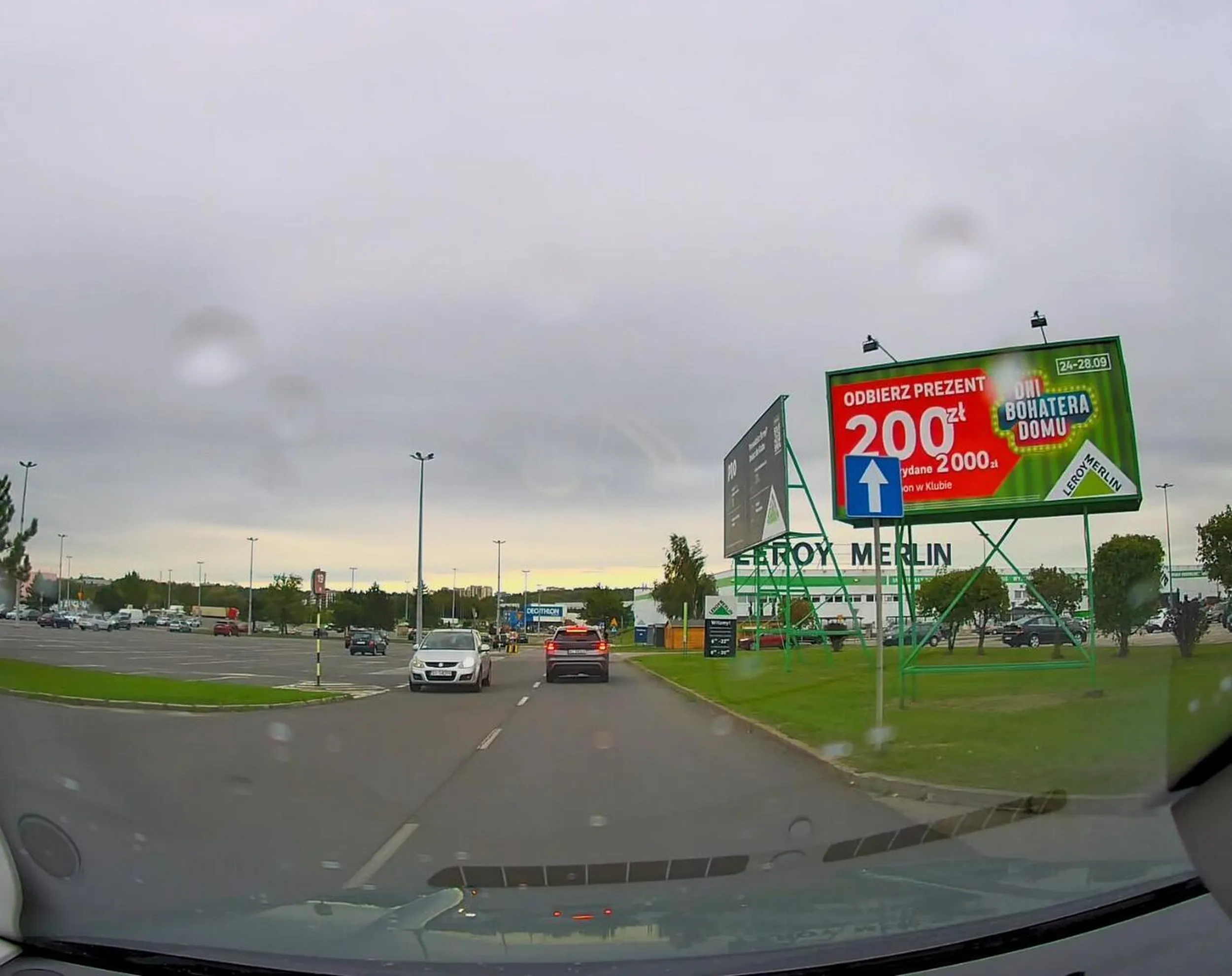 Dla tej pani kierunek ruchu to tylko luźna sugestia. Jeździ pod prąd i zmusza innych kierowców do ucieczki na inny pas.