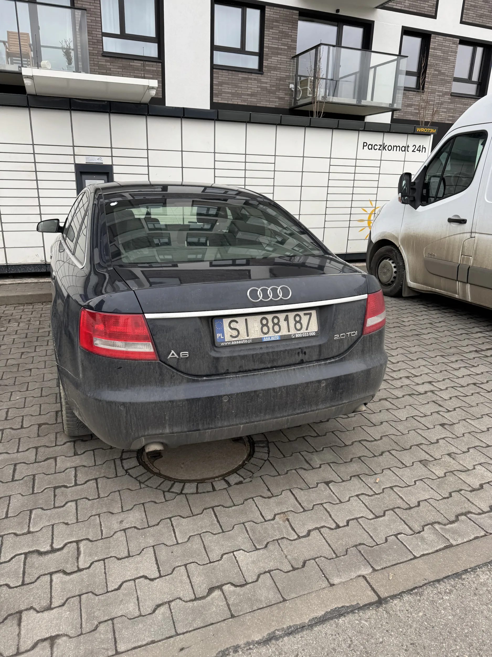 Podjedź jeszcze bliżej do tego paczkomatu