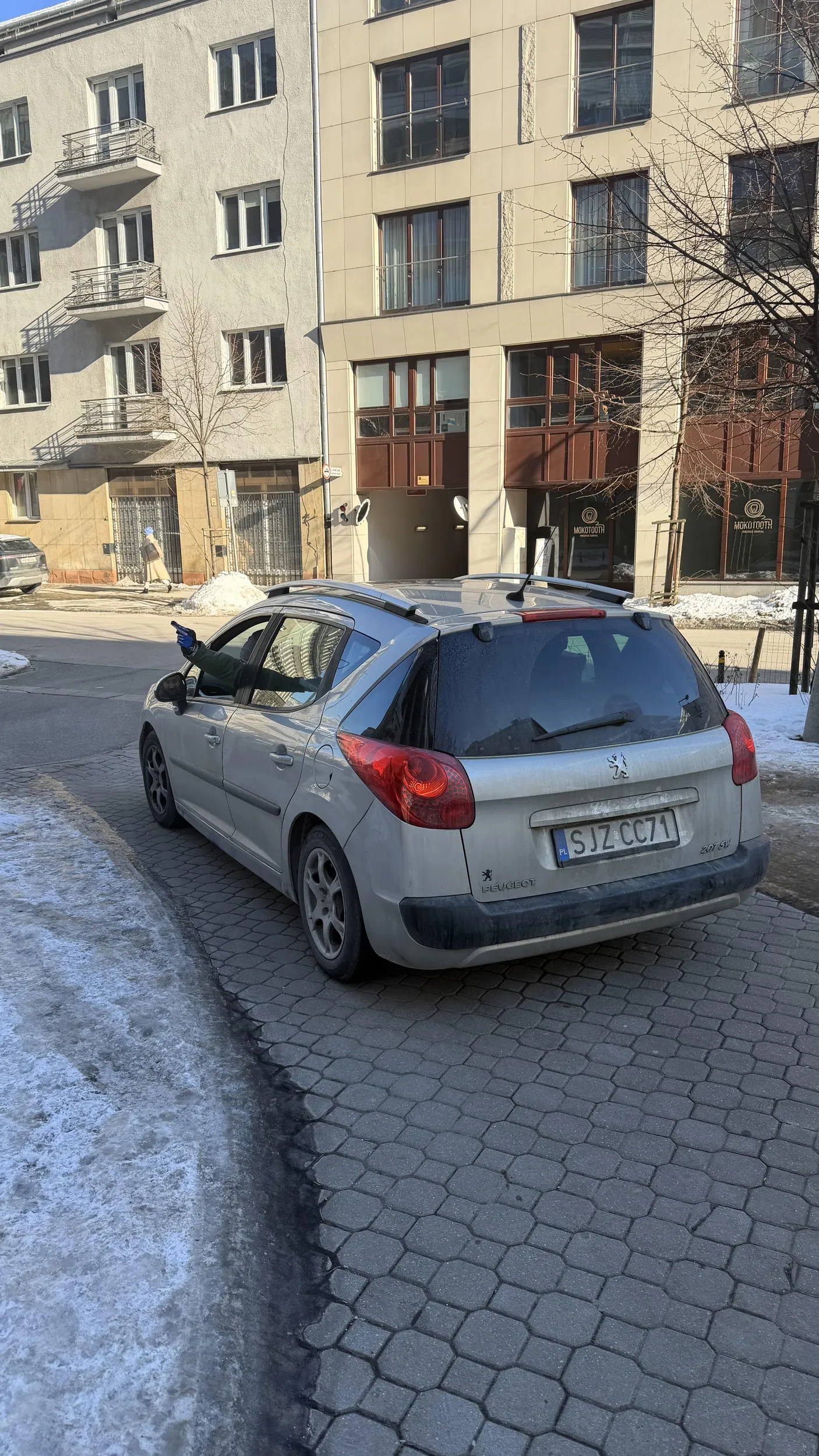 Jeździ po chodniku i się kloci