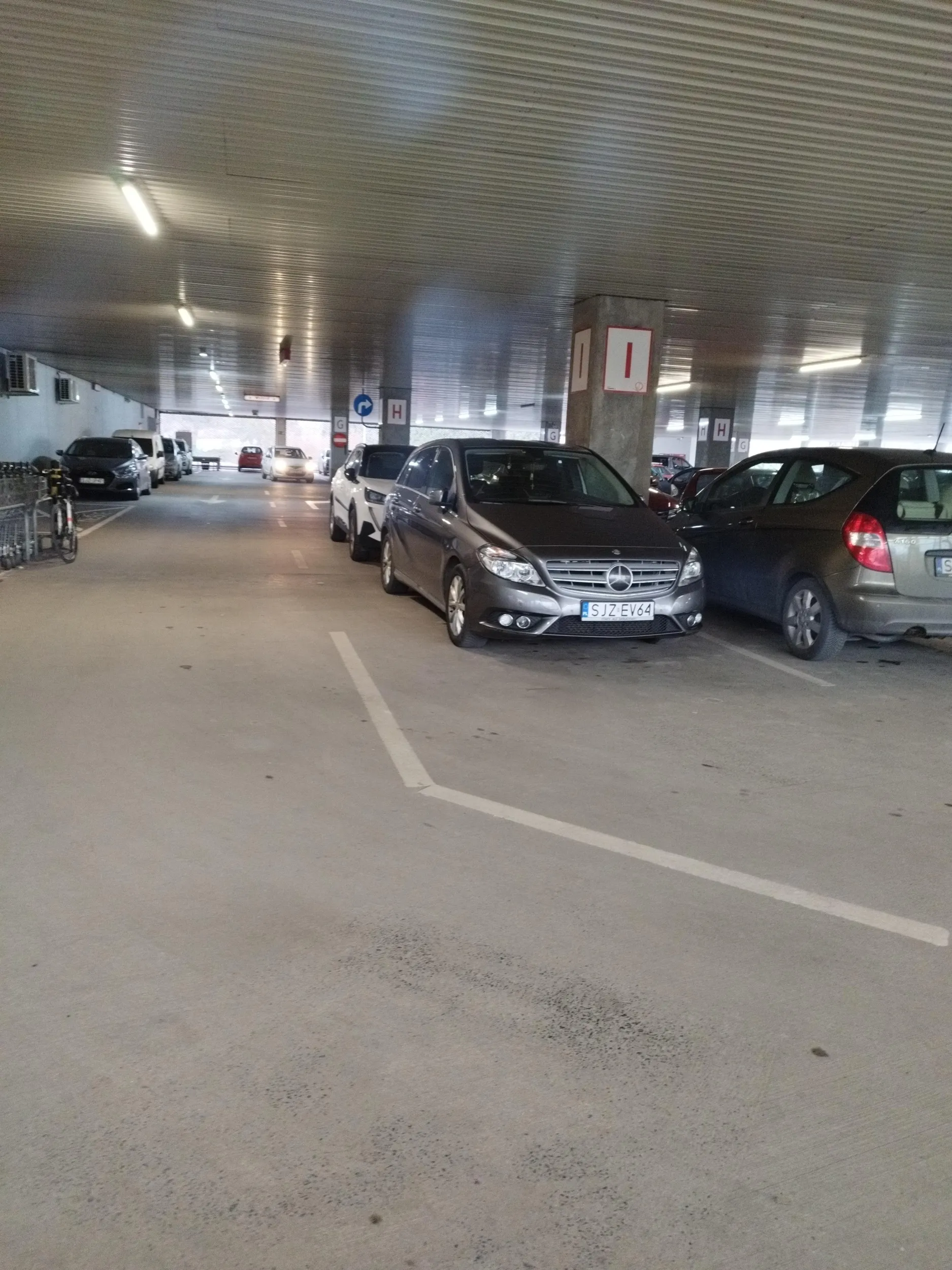 O malo mu zderzaka nie skasowalem. To jest parkowanie na pasie ruchu.