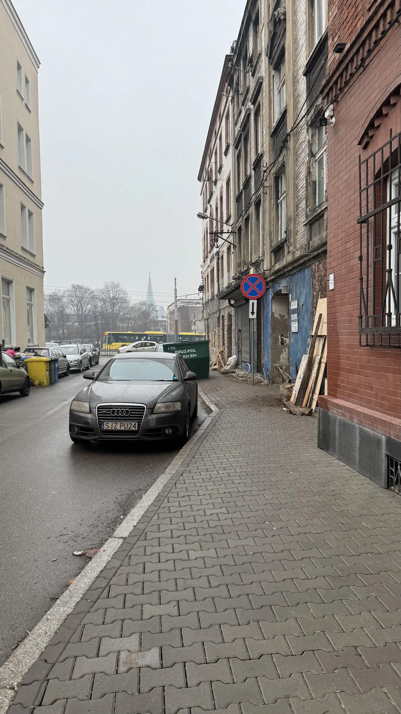 Parkuje na zakazie mimo że zaraz obok jest parking