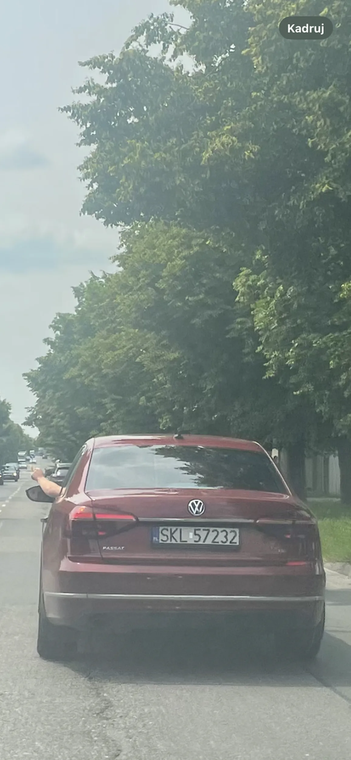 Woźnica nie używa kierunkowskazów i zajeżdża drogę.