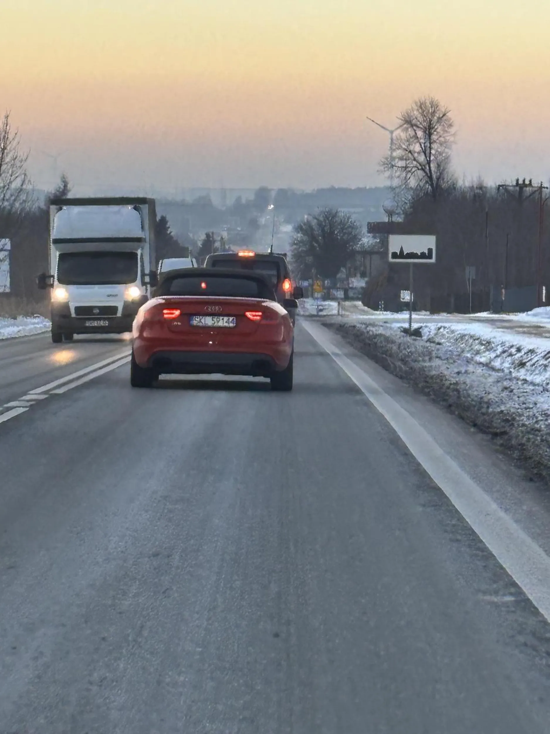 kierowca prawie spowodował wypadek na prostym odcinku drogi!!!