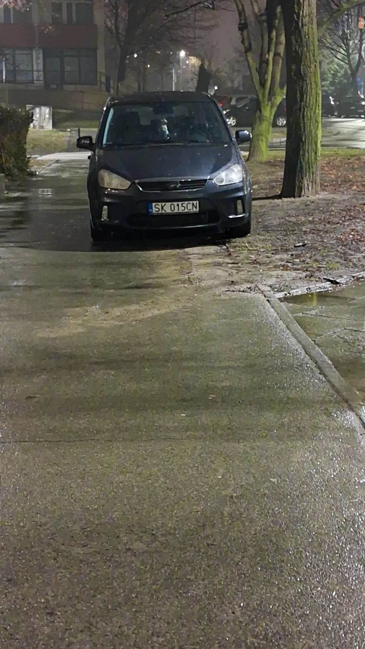 Jedyne miejsce postojowe dla tego kierowcy na całe noce to chodnik