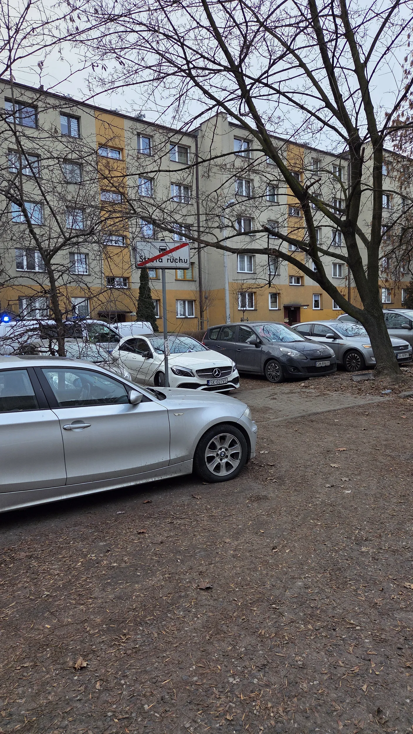 Co trzeba mieć w głowie, żeby zaparkować na miejscu wyjazdowym z parkingu, wysiąść z samochodu, rozejrzeć się dookoła, zerknąć na znak "strefa ruchu" machnąć ręką i przyblokować sześć samochodów na trzy godziny. Szkoda że obyło się tylko na mandacie, powinna przyjechać laweta i odholować auto na parking policyjny.