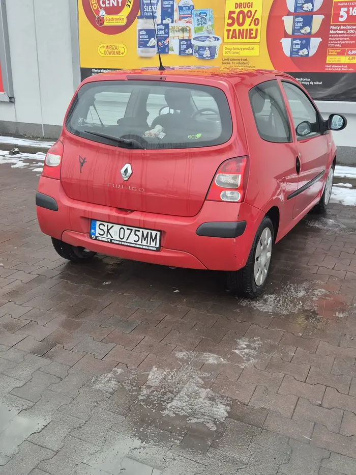 Kojelna mistrzyni parkowania. Małego gruza nie potrafi zaparkować w liniach