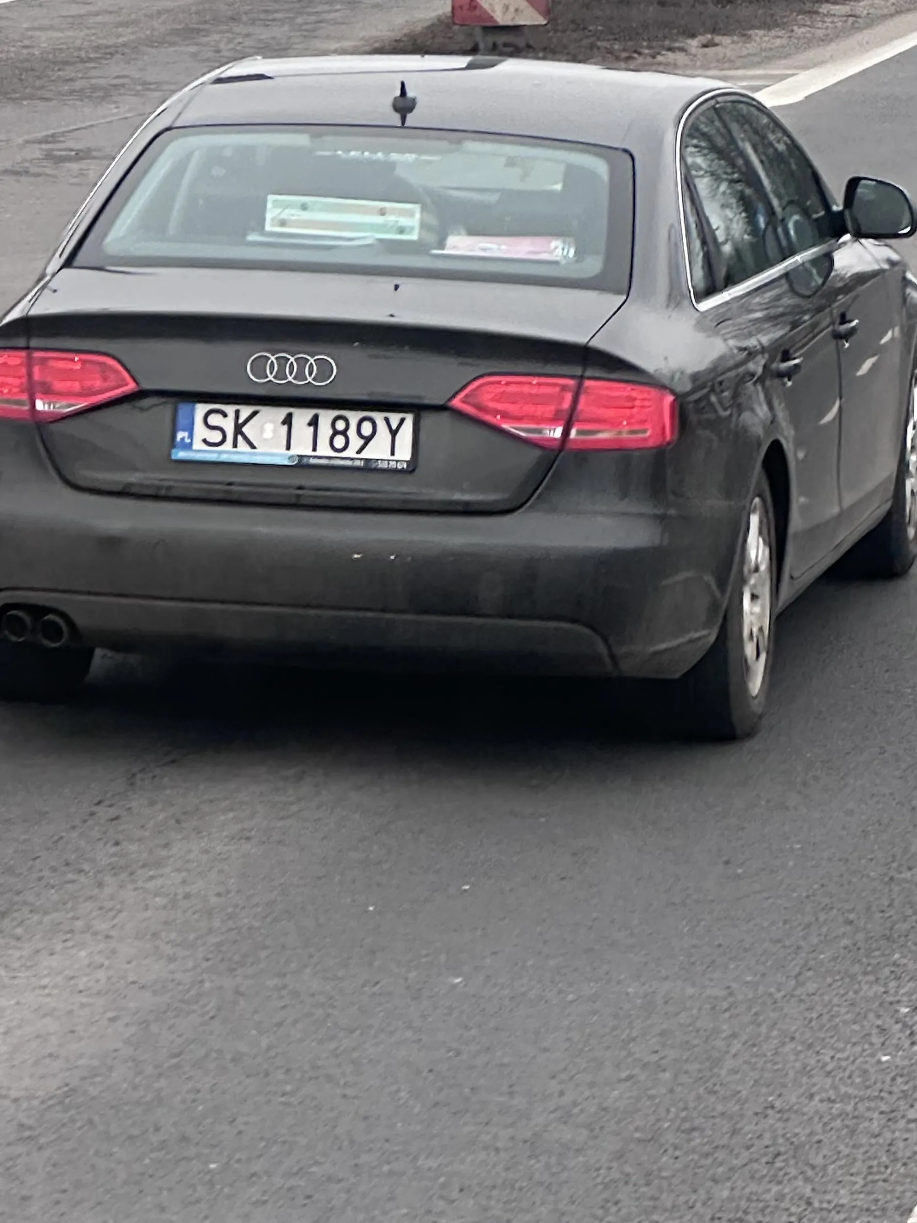 Szybka jazda, mruga światłami żeby mu zjechać. Dzieci z tyłu. Muzyka tak głośna że aż w sąsiednim aucie słychać. Wieś tańczy i śpiewa