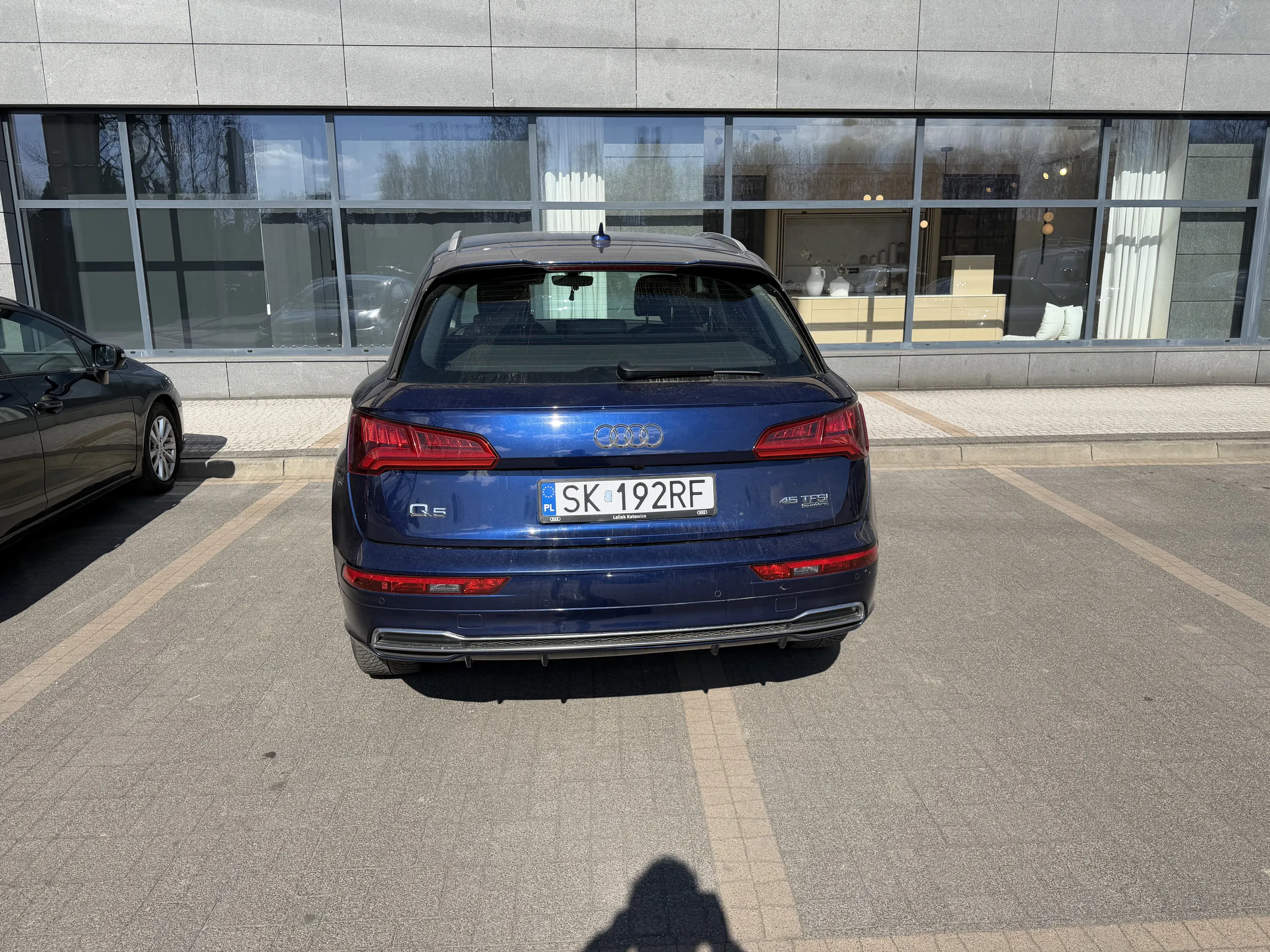 Kierowca nie rozpoznaje do czego służą te linie na parkingach, nie wiadomo czy zna przepisy ruchu drogowego albo zasady współżycia społecznego (raczej nie)