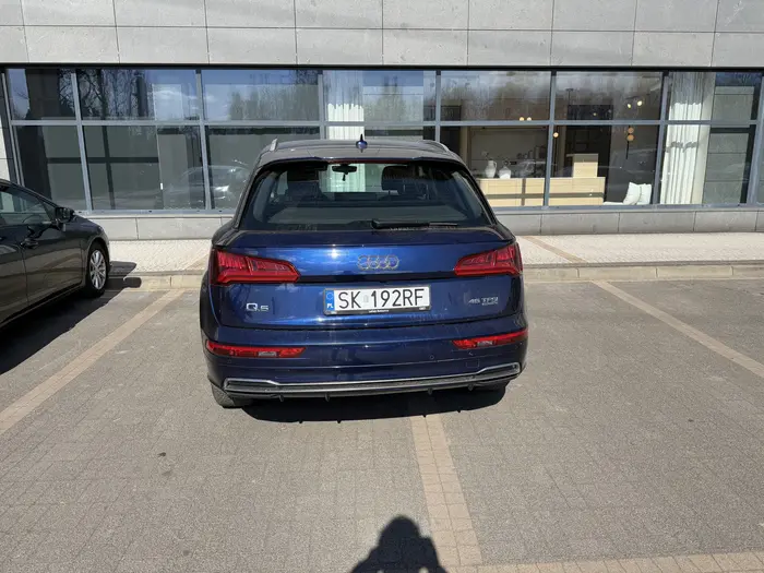 Kierowca nie rozpoznaje do czego służą te linie na parkingach, nie wiadomo czy zna przepisy ruchu drogowego albo zasady współżycia społecznego (raczej nie)