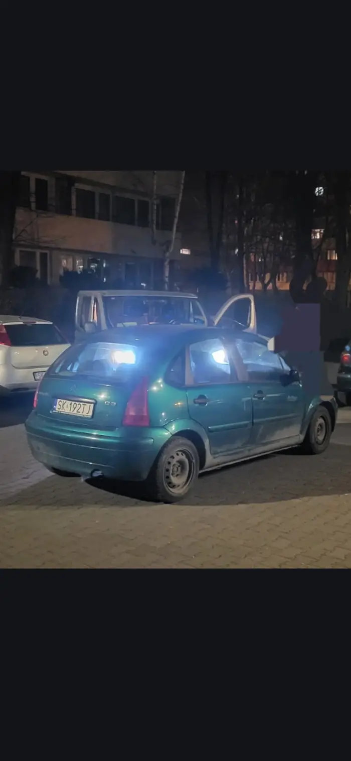 Pani zaparkowała  na środku wyjazdu z parkingu twierdząc ze to miejsce parkingowe, przy czym uniemożliwiają wyjazd innym samochodem. Pani zamiast przepakować jeszcze sie wykłócala ze to miejsce parkingowe.