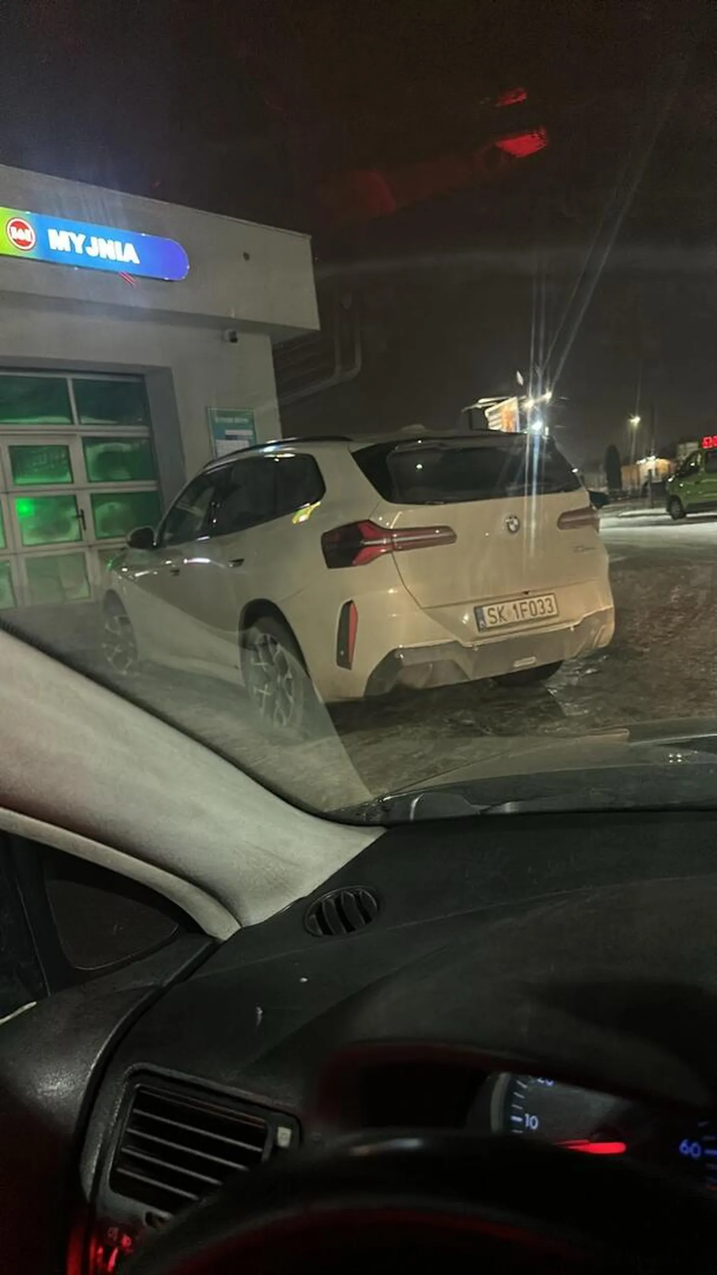 Jakaś tępa baba która myśli że jest sama na tej myjni i blokowała wjazd przeszło 7 minut w tym czasie można by było umyć już samochód ale najwidoczniej myślenie boli starsze osoby...