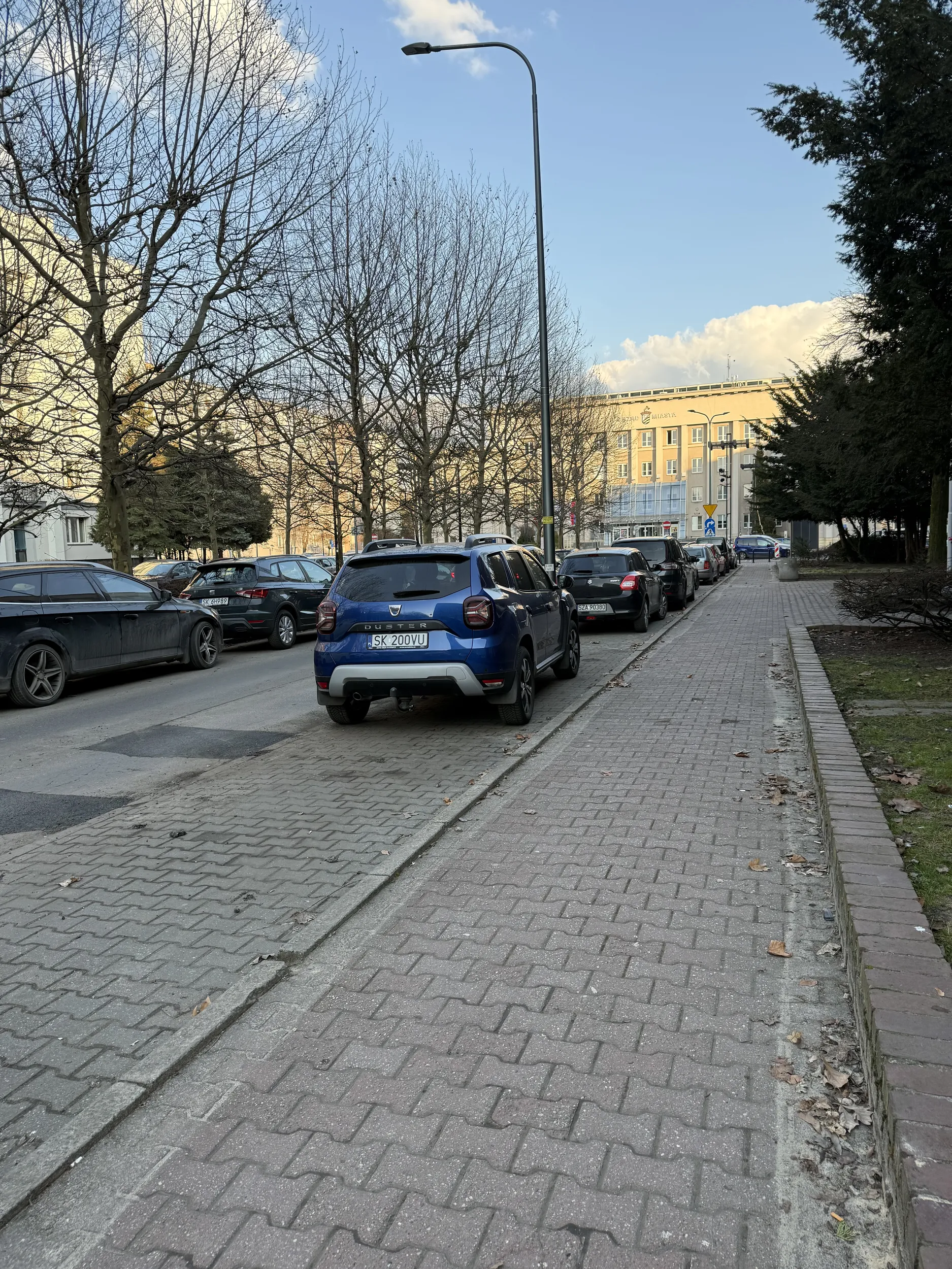 Ja wiem, że jak ktoś ma rumuński śmietnik zamiast auta to musi zgrywać pewność siebie i nonszalancję ale to jednak jest żałosne. Wystarczyło podjechać te niewykorzystane poltora metra do przodu, a z tylu zmiesciloby sie normalne auto a wlasciciel tego rumuńskiego niby-auta nie wyszedlby na troglodyte w ksztalcie czlowieka.