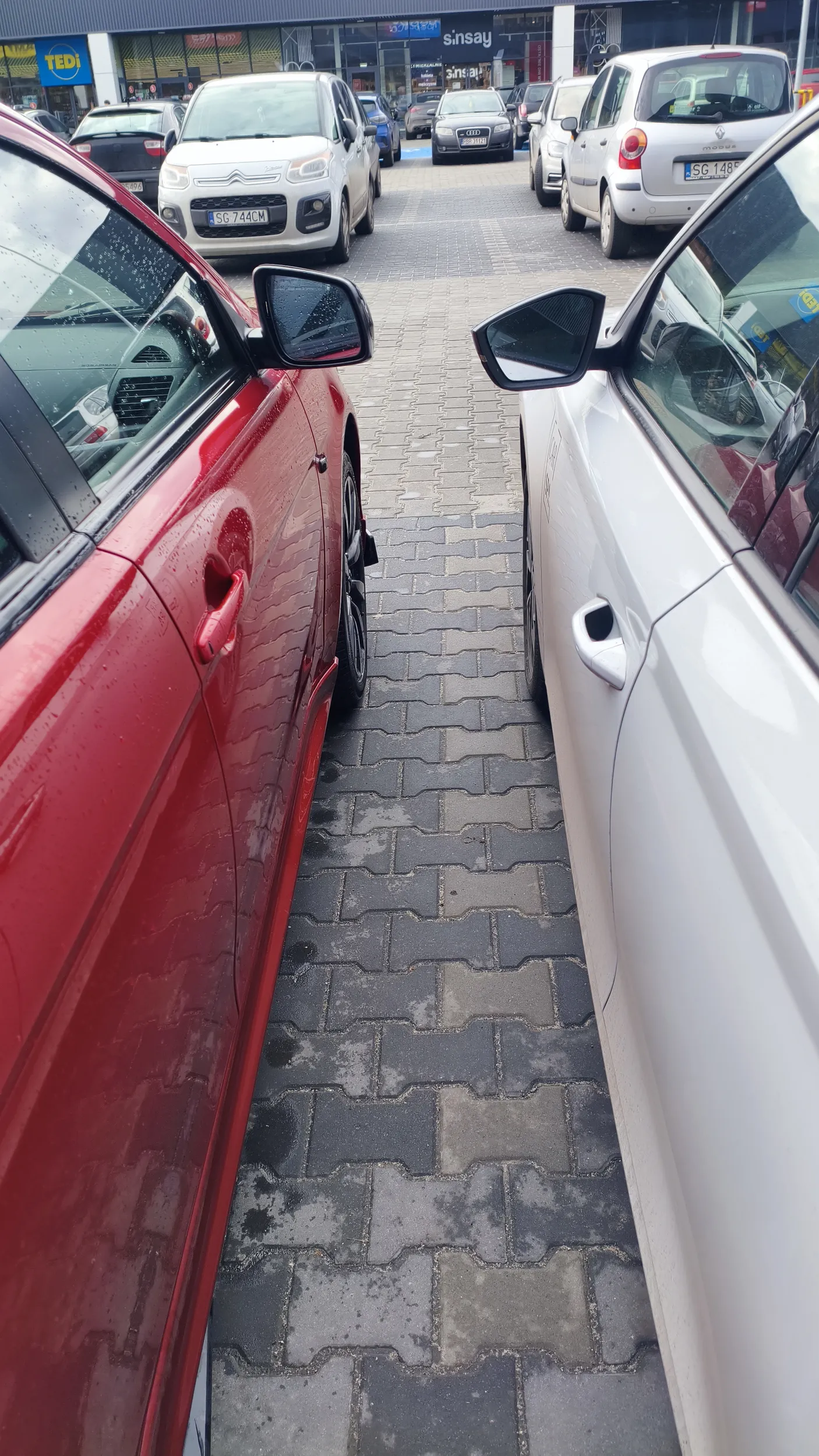 Wchodząc do auta zarysował mi drzwi i odjechał bez namiaru do siebie.