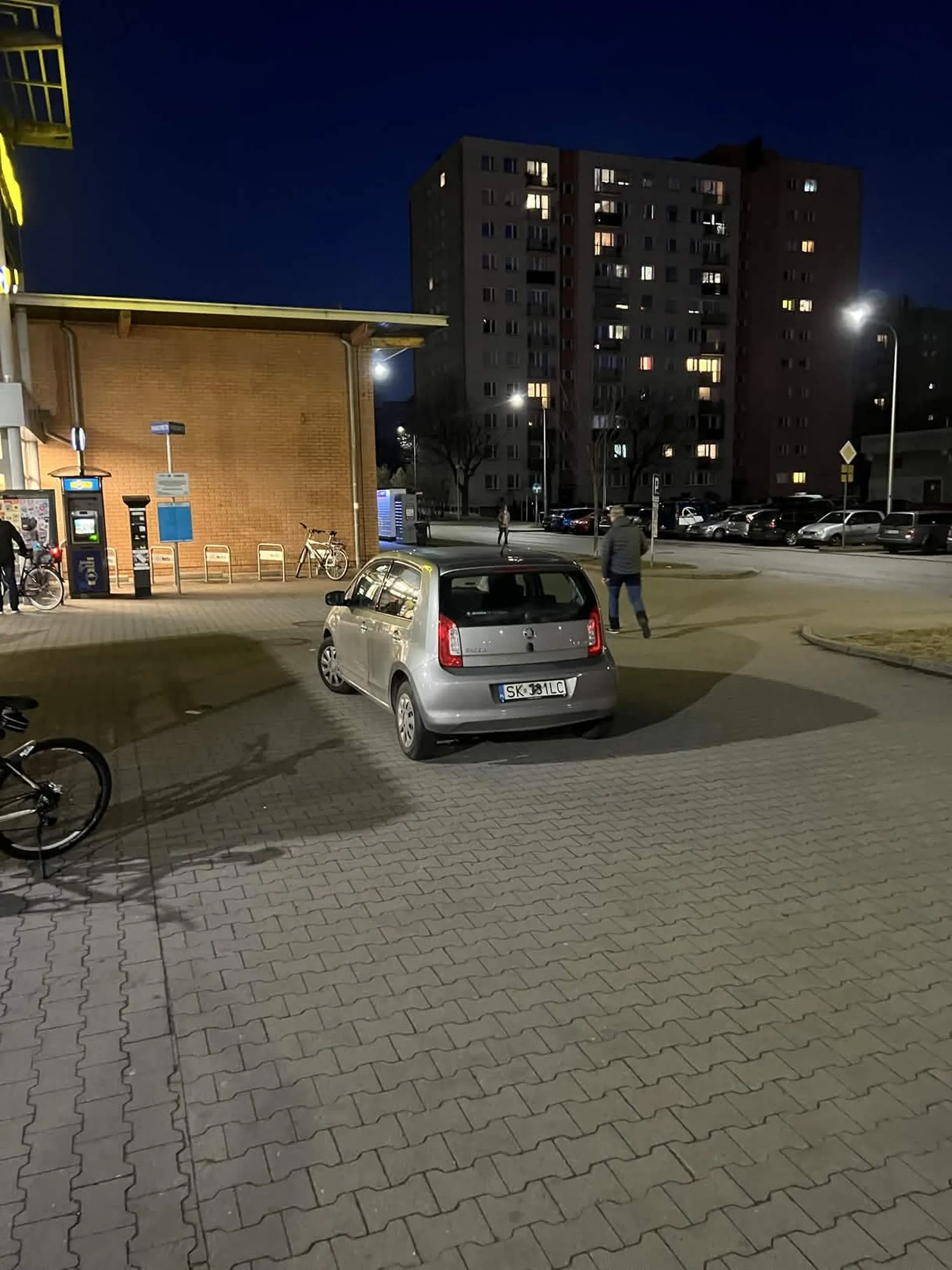 Baba parkuje na środku wyjazdu z parkingu netto, po zapytaniu się dlaczego tak parkuje odpowiada "po co te nerwy".