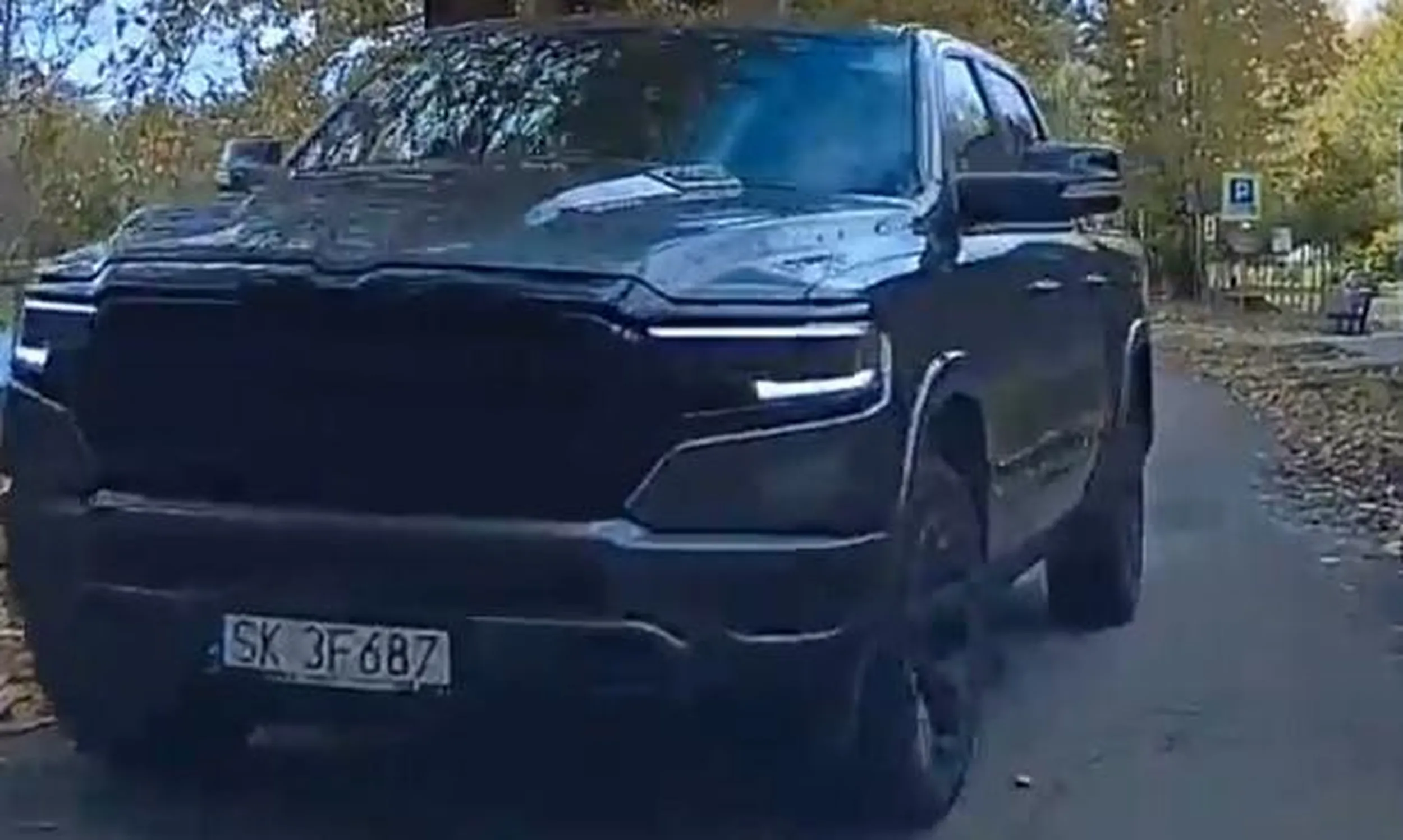 Naucz się ćwoku jeździć swoim pasem ruchu tą karawaną do przewozu nieboszczyków