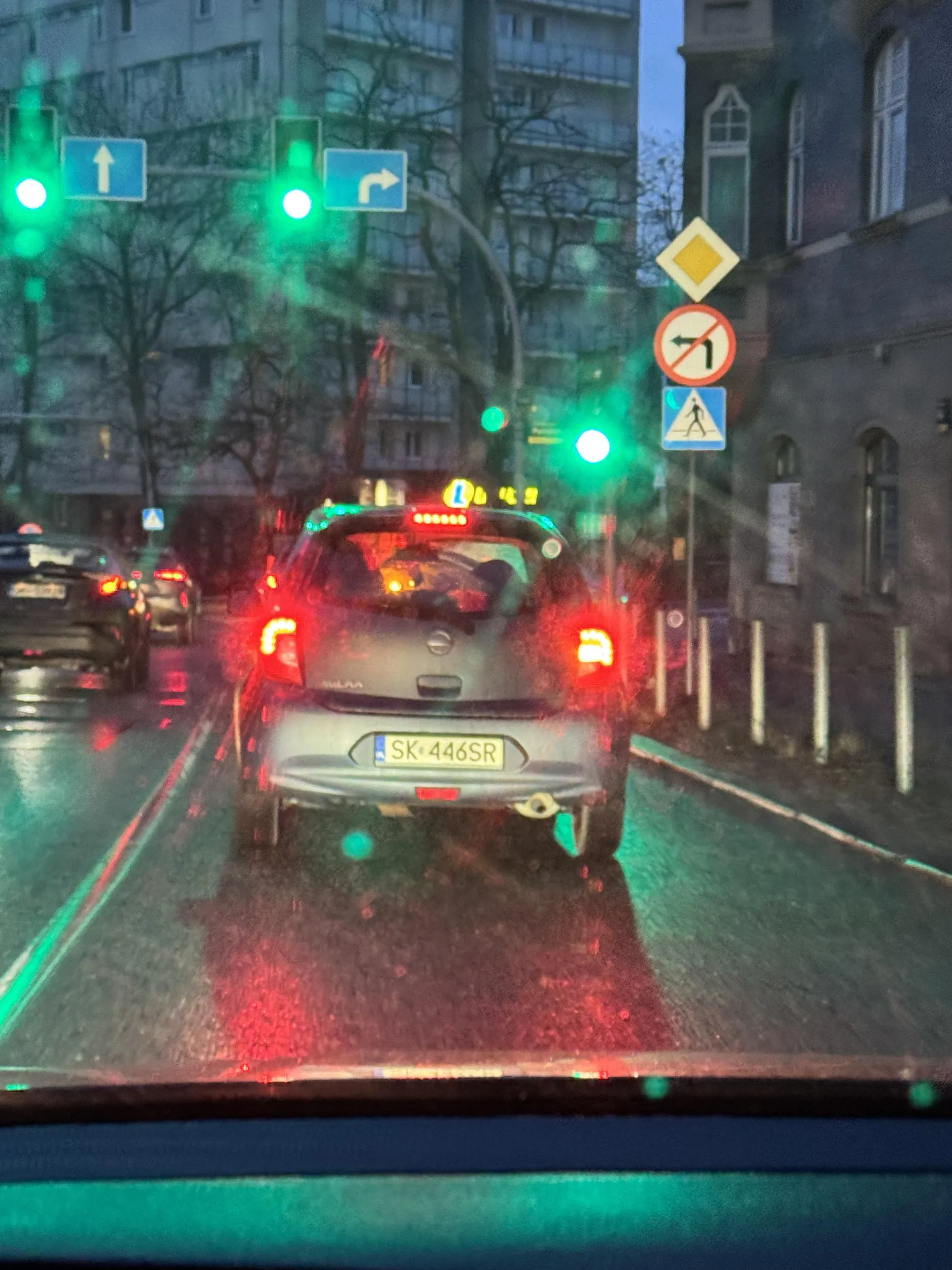 Szeryf drogowy bez mózgu, który nie rozumie że jazda na suwak to obowiązek, a nie wpuszczanie aut z włączającego się do ruchu pasa powoduje jeszcze większe korki :)