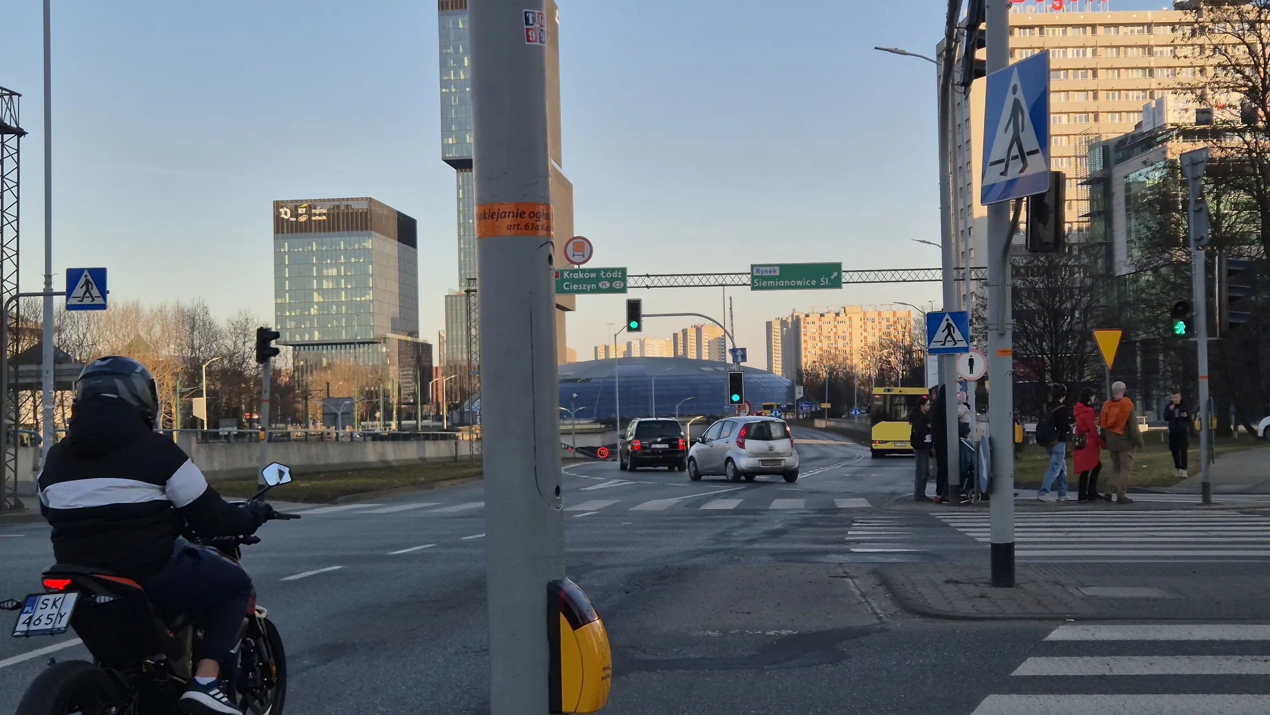 Kretyn jeżdżący w kółko po Katowicach na swoim pierdzącym motorku.