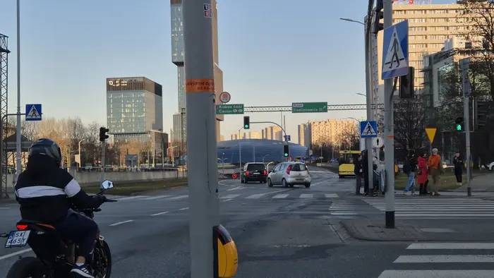 Kretyn jeżdżący w kółko po Katowicach na swoim pierdzącym motorku.