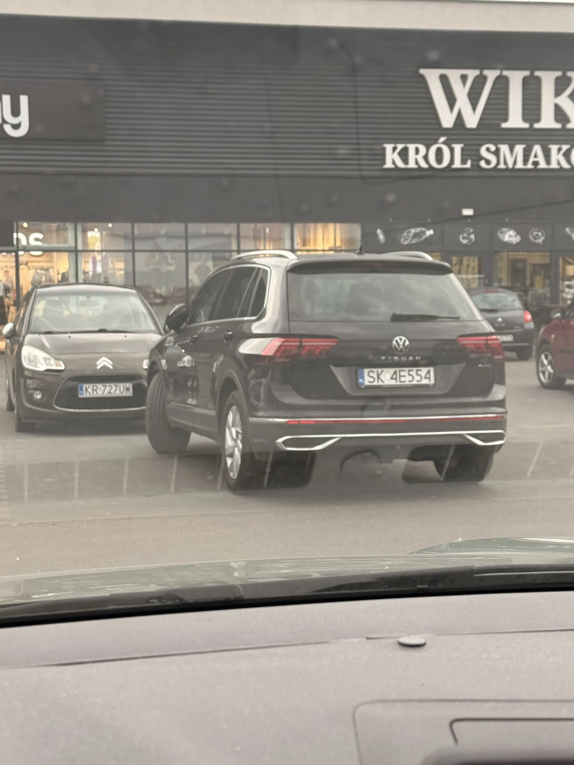 Radzę nauczyć się parkowania a nie stawania na dwóch miejscach jak księżniczka?