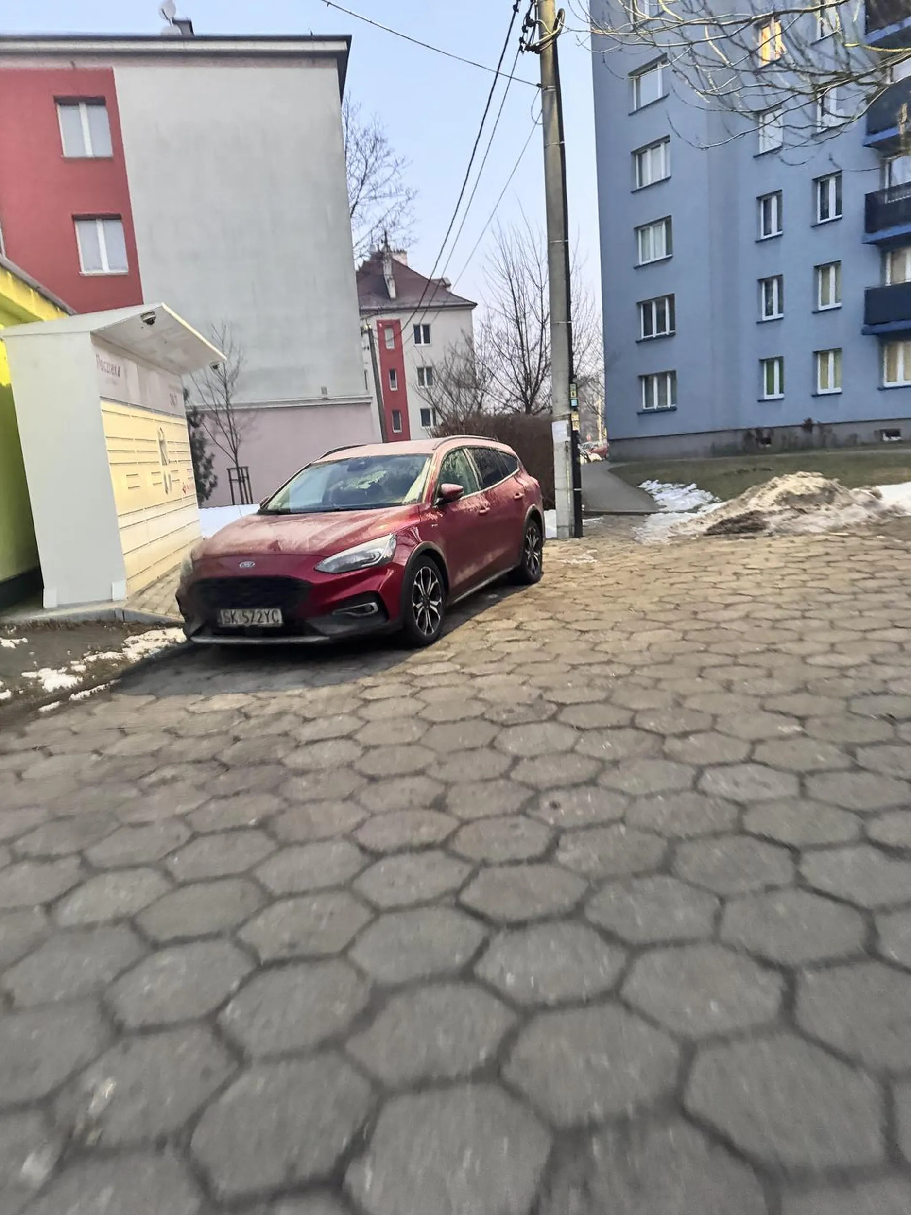 Rodzinka egoistów parkujących taktycznie na dwóch miejscach parkingowych swojego złoma żeby przytrzymać miejsce nawet na kilka godzin po to żeby potem złomem ze zdjęcia podciągnąć trochę do przodu robiąc miejsce na zaparkowanie tam swojego drugiego złoma. Myślę, że kwalifikuje się to pod jakąś nowatorską chorobę psychiczną.